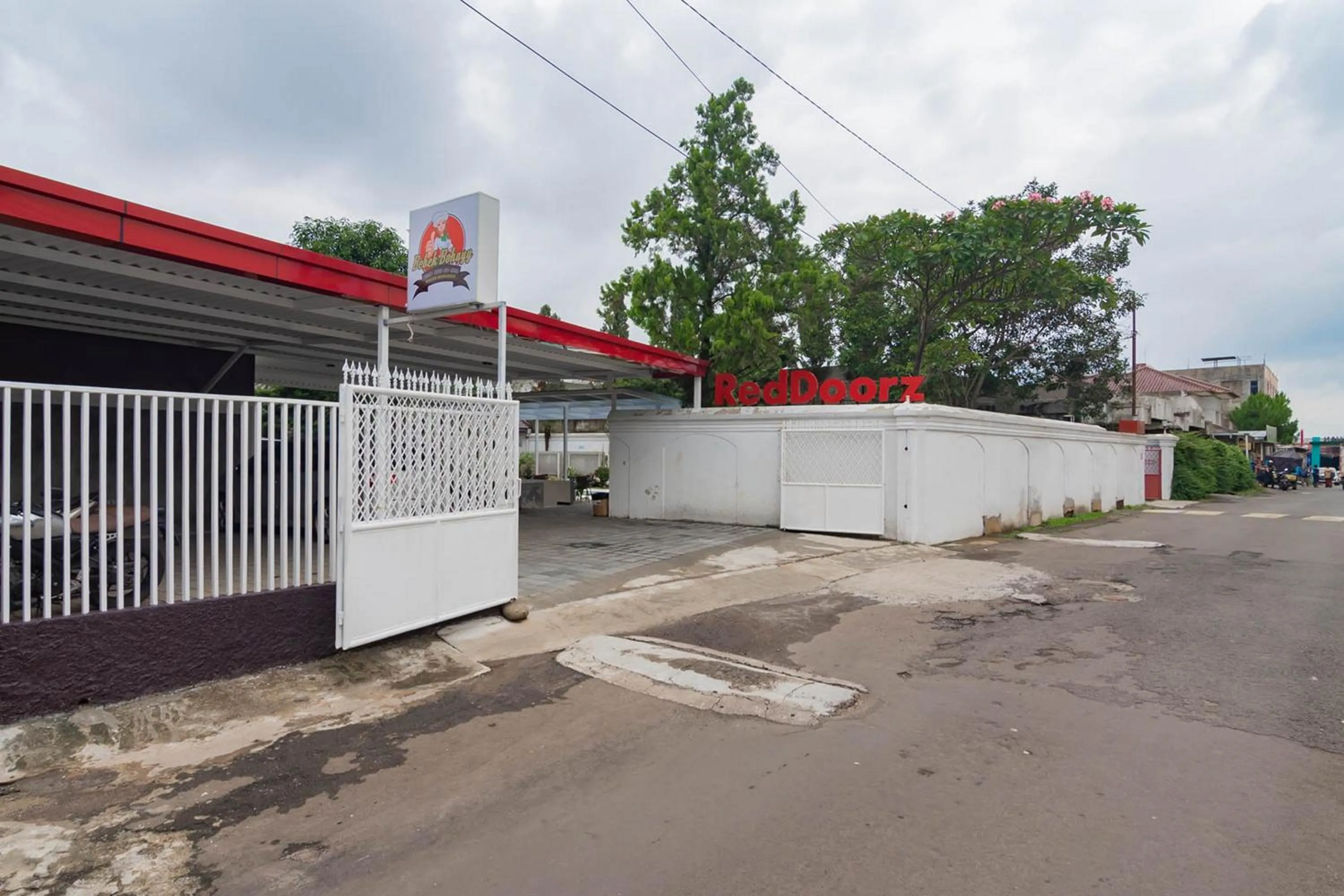 Property building in RedDoorz Plus @ Pakuan Residence Tajur