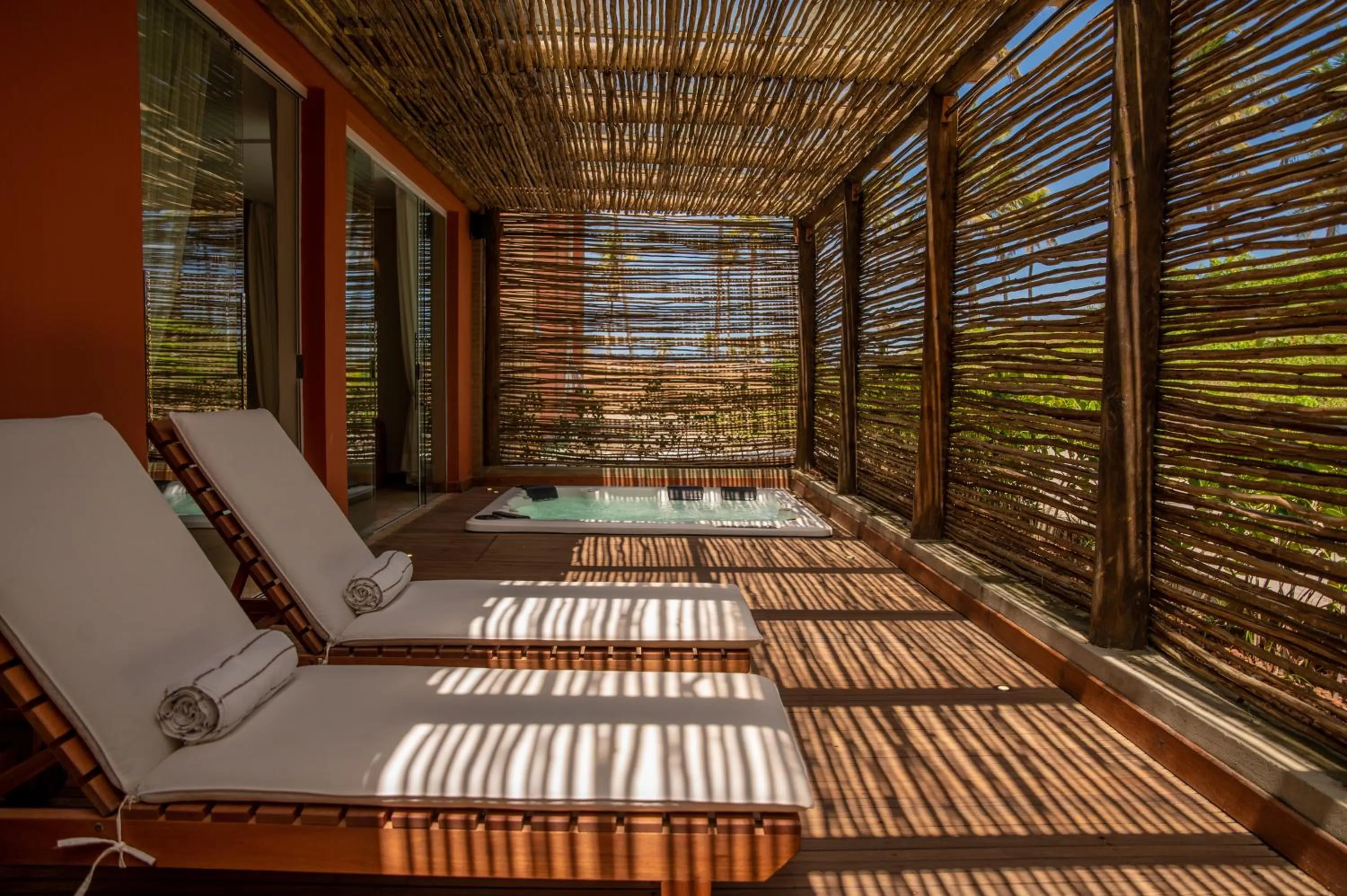 Hot Tub in Hotel Boutique & Spa Ponta de Inhambupe by Slaviero Hotéis