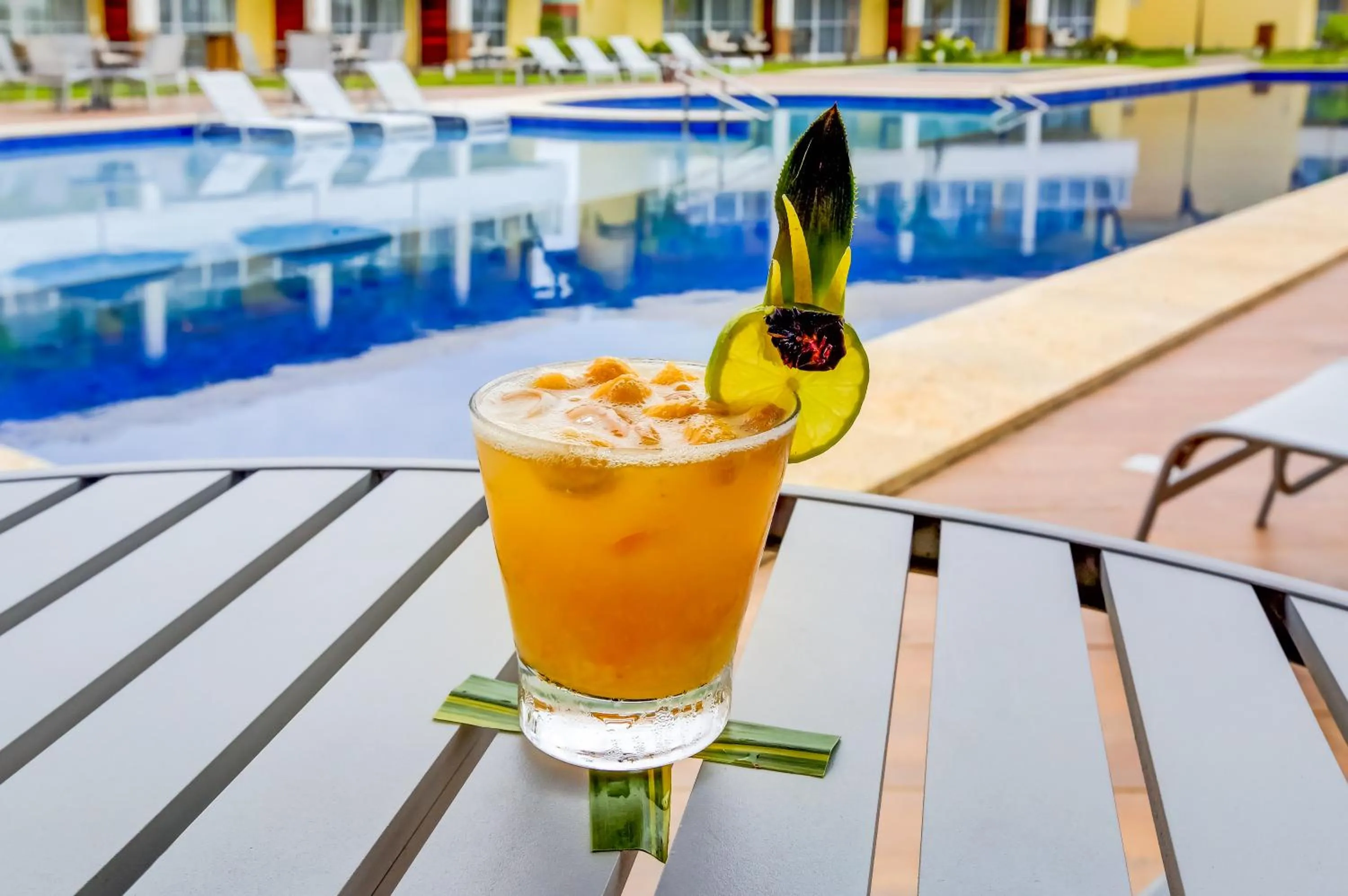 Swimming pool in Hotel Boutique & Spa Ponta de Inhambupe by Slaviero Hotéis