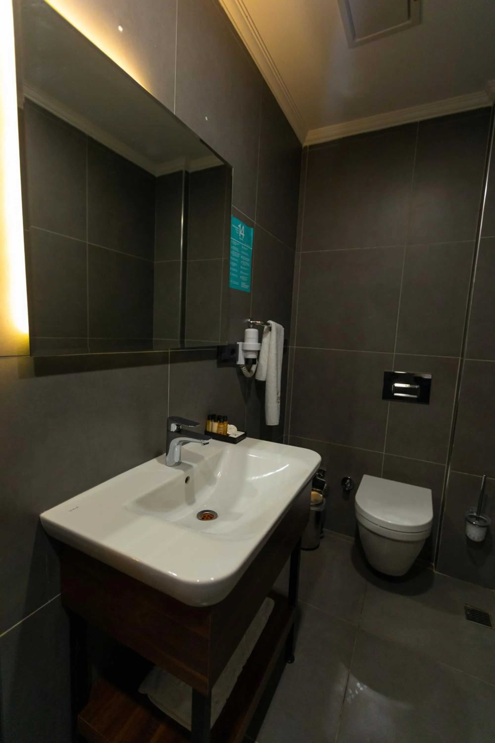 Toilet in SANTANA OTEL