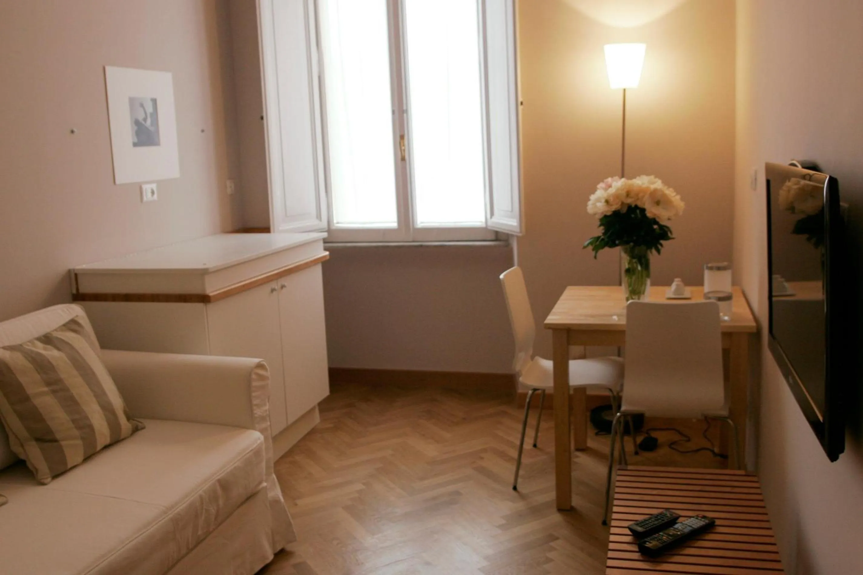 Dining area in Roman Suite