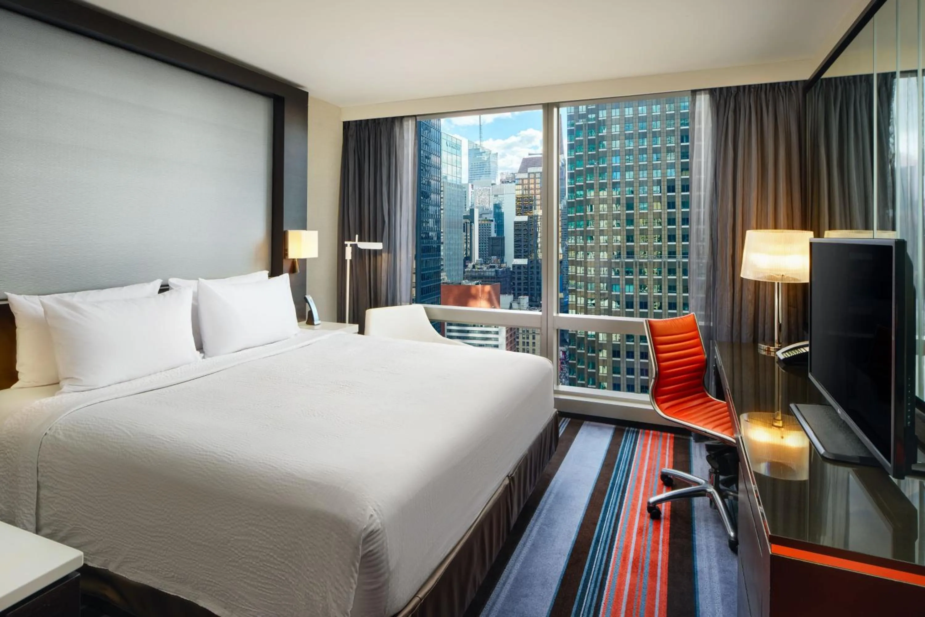 Photo of the whole room, Bed in Courtyard by Marriott New York Manhattan/Central Park