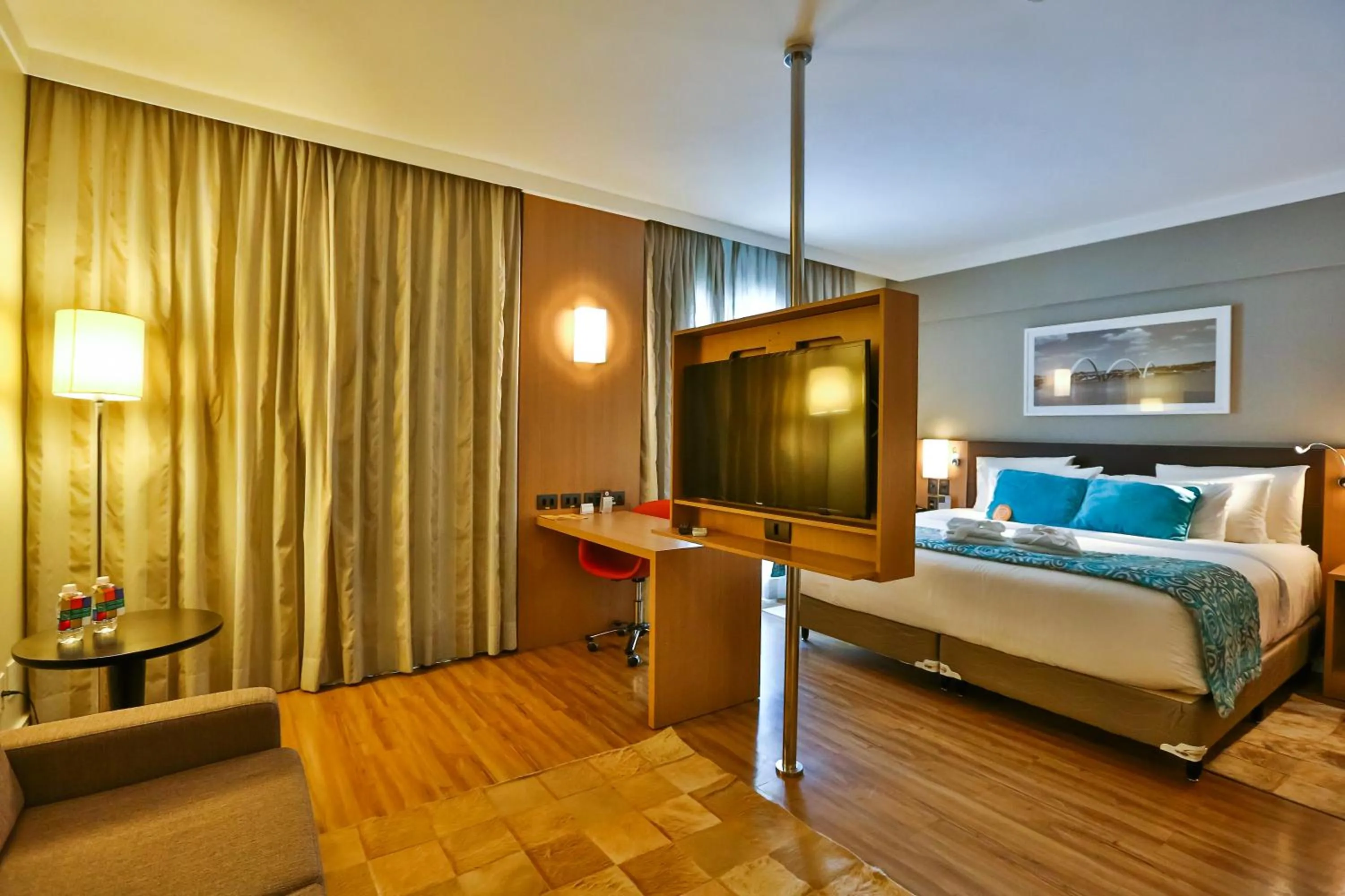 TV and multimedia, Bed in Quality Hotel & Suites Brasília