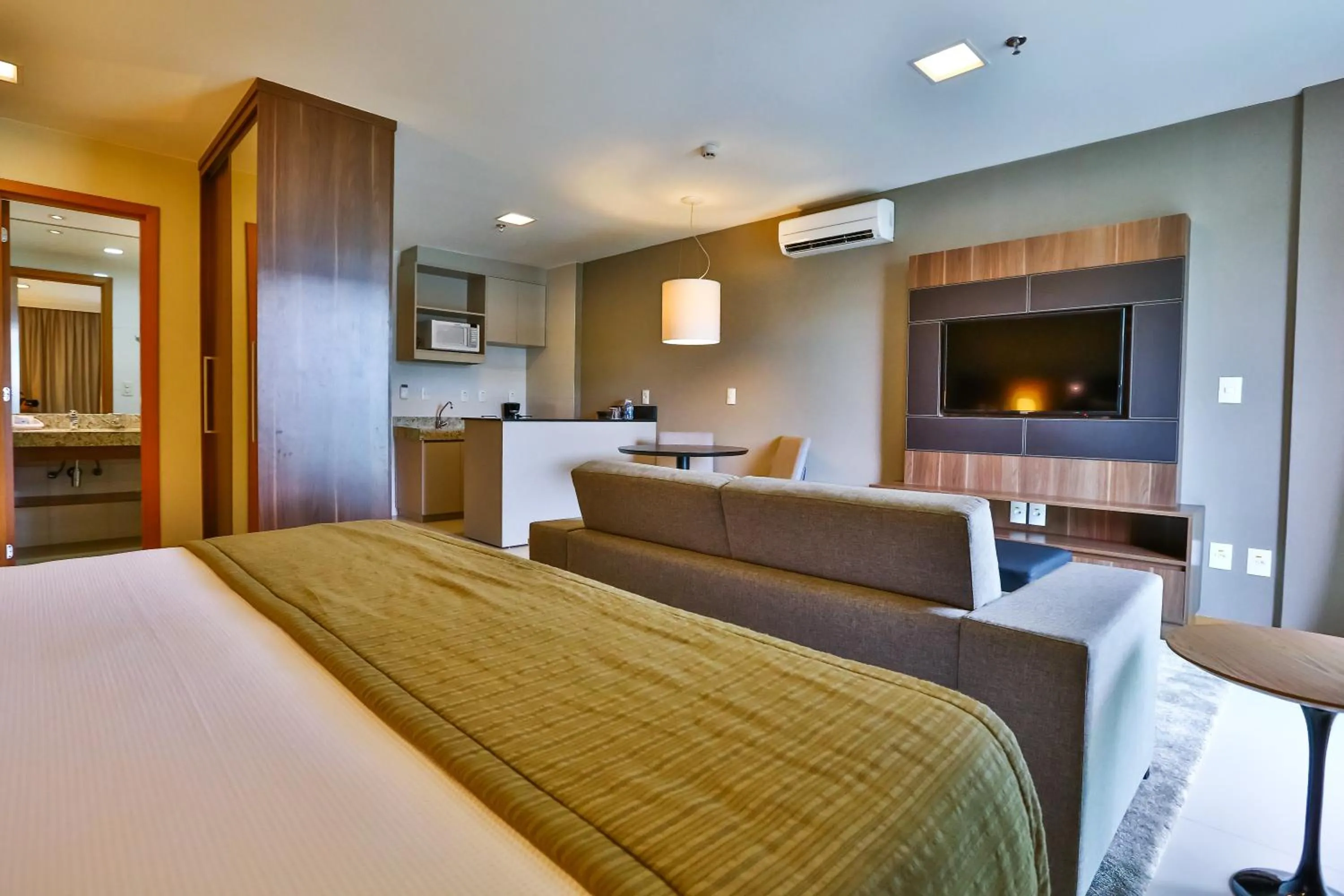 Living room, Bed in Quality Hotel & Suites Brasília