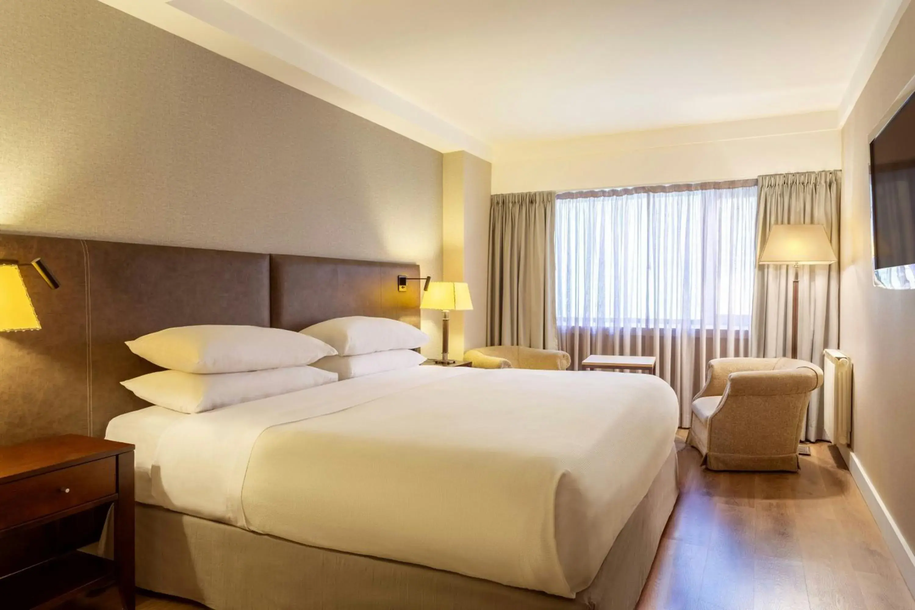 Classic Guest room with 1 King in Sheraton Bariloche Hotel Classic Guest room with 1 King in Sheraton Bariloche Hotel