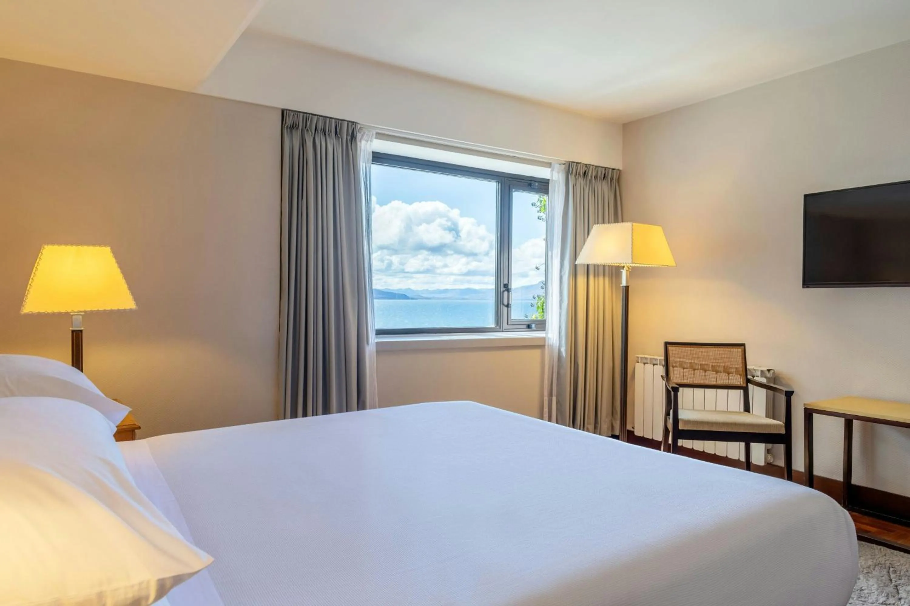 Bedroom, Bed in Sheraton Bariloche Hotel