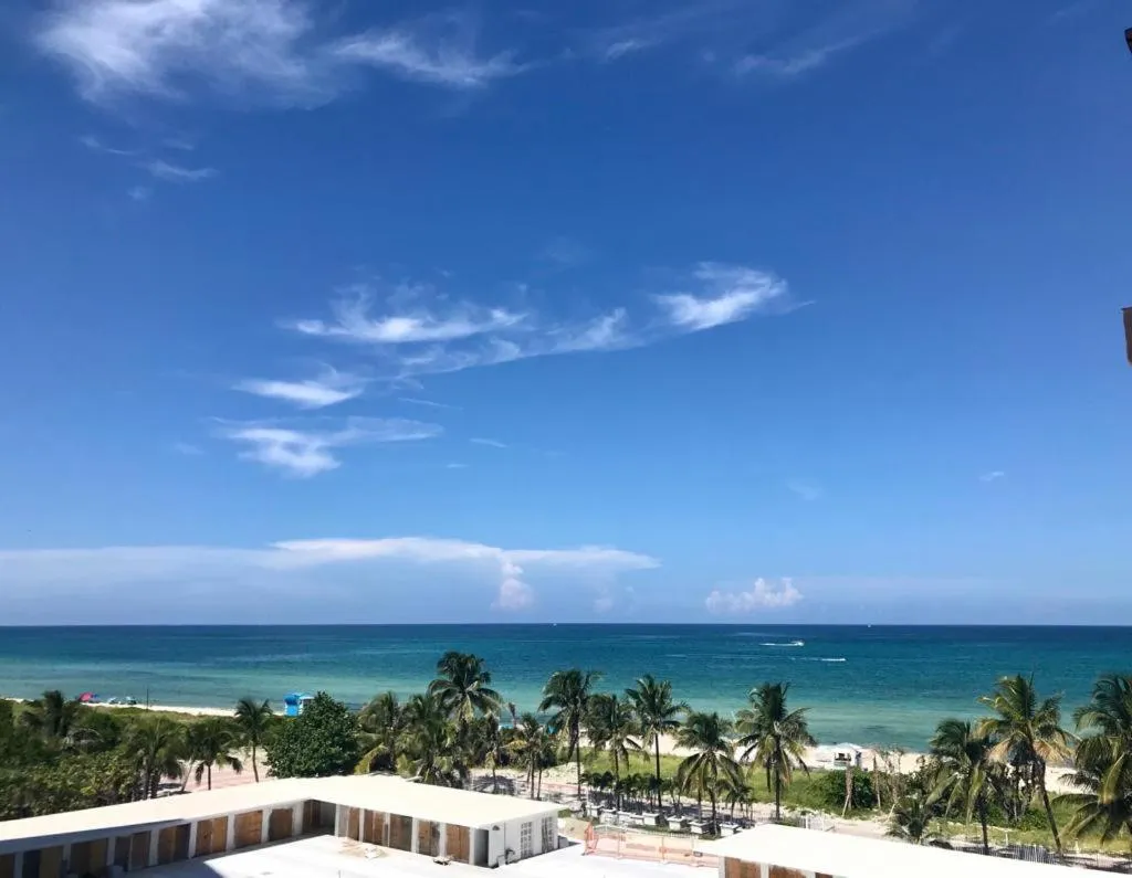 Deluxe Beach Resort - HORA RENTALS