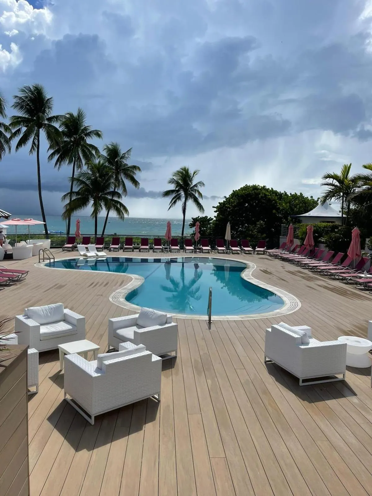 Deluxe Beach Resort - HORA RENTALS