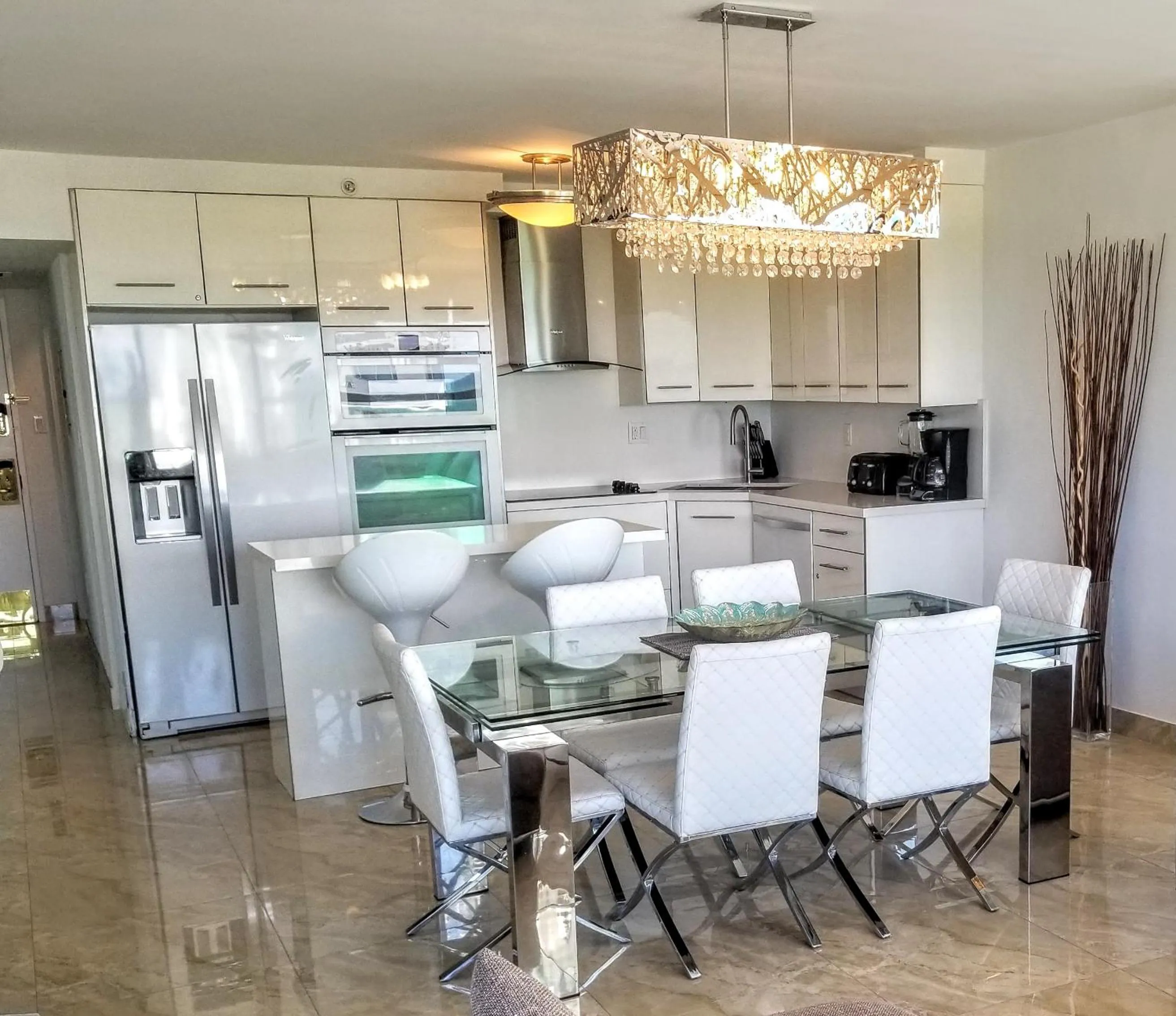 Deluxe Beach Resort - HORA RENTALS