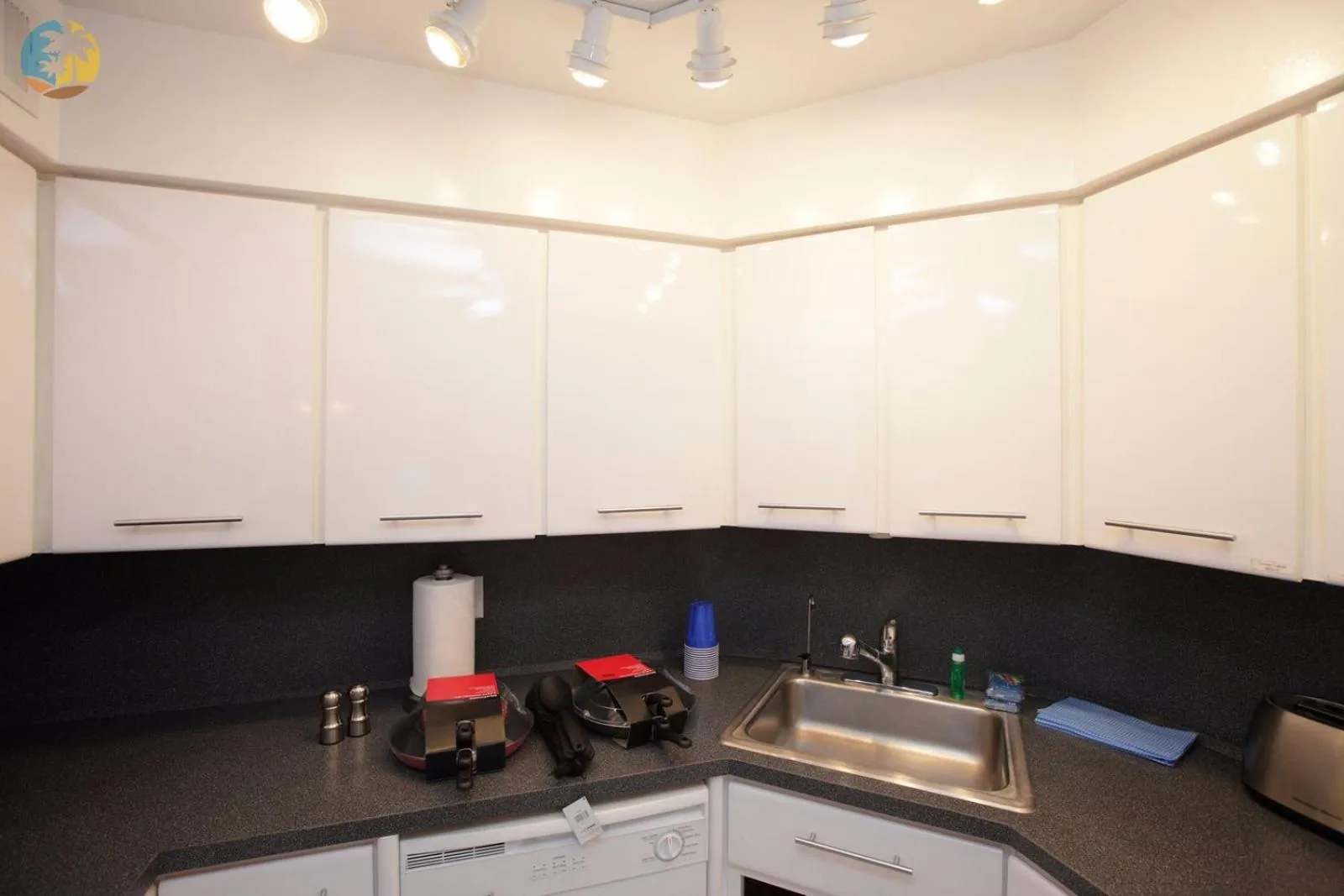 Deluxe Beach Resort - HORA RENTALS