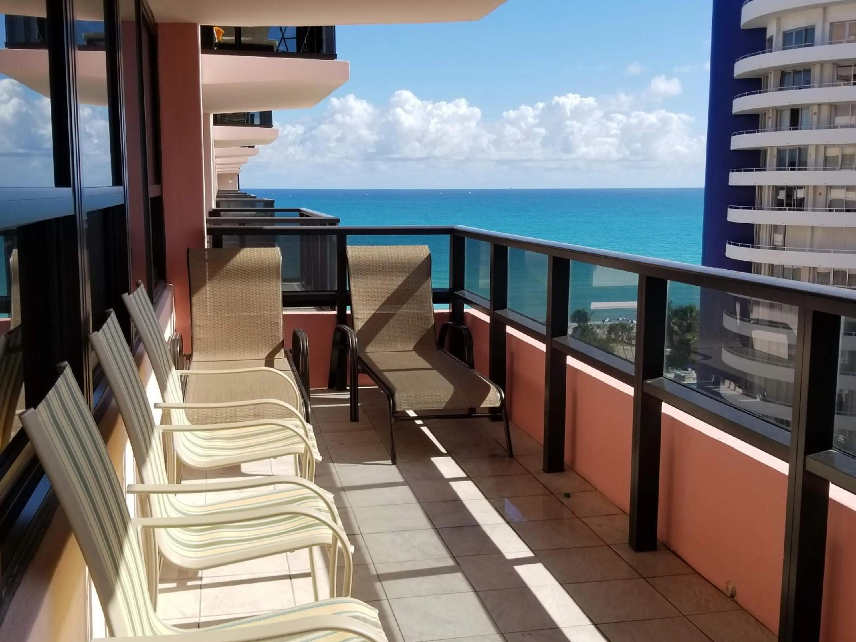 Deluxe Beach Resort - HORA RENTALS