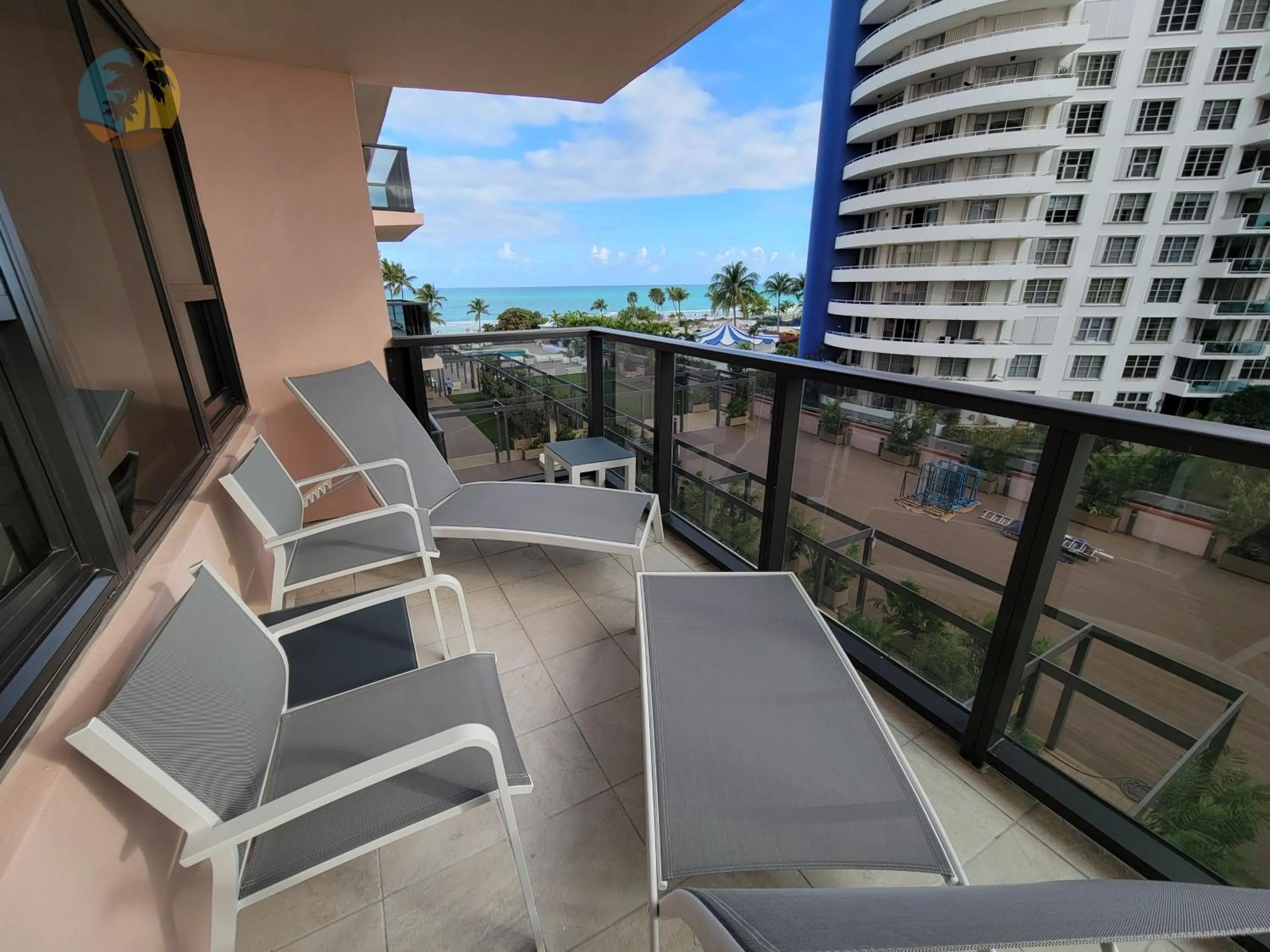 Deluxe Beach Resort - HORA RENTALS