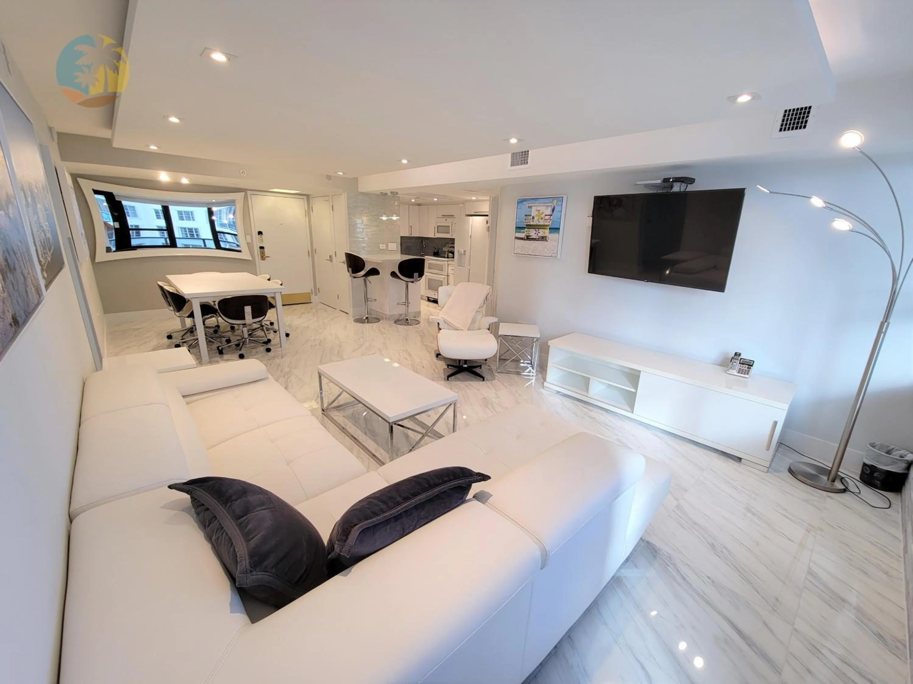 Deluxe Beach Resort - HORA RENTALS