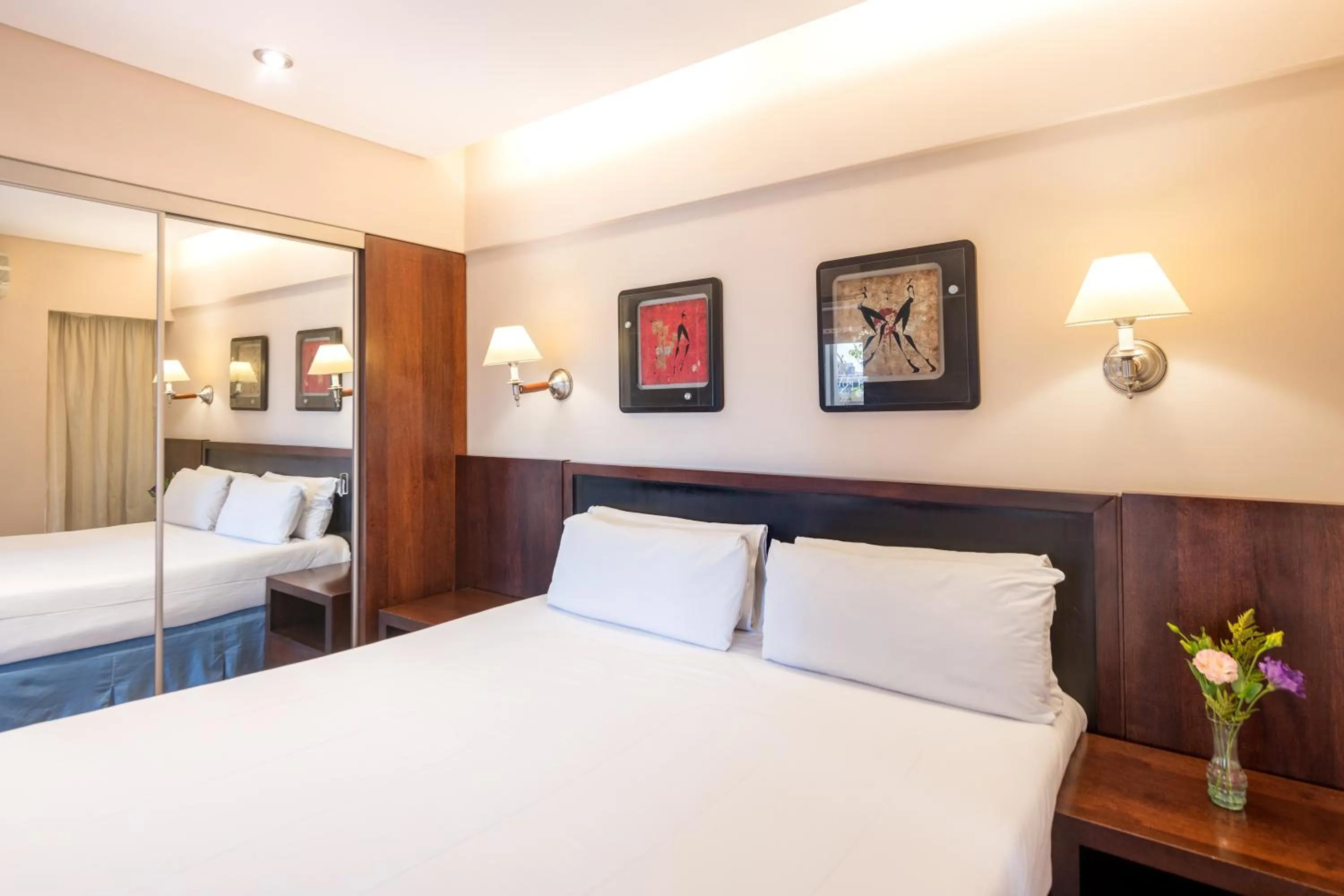 Property building, Bed in Exe Hotel Colón