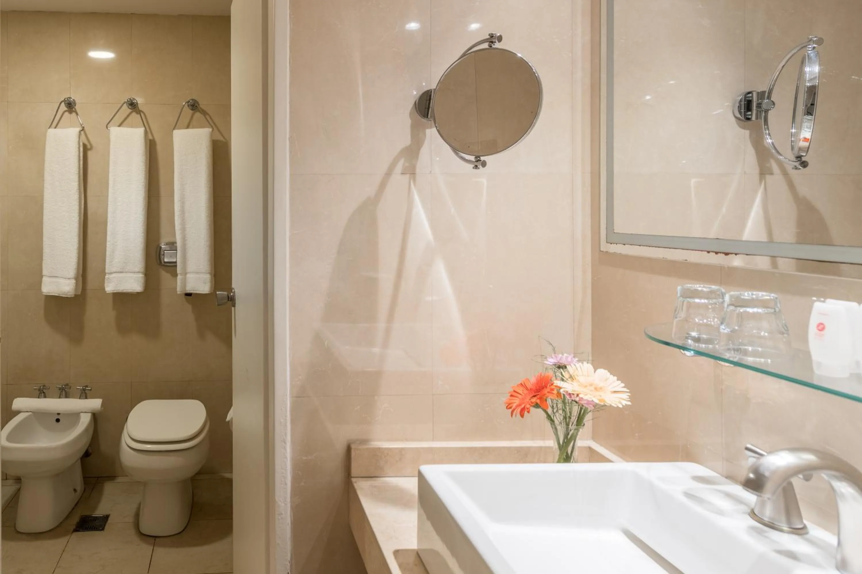 Toilet in Exe Hotel Colón