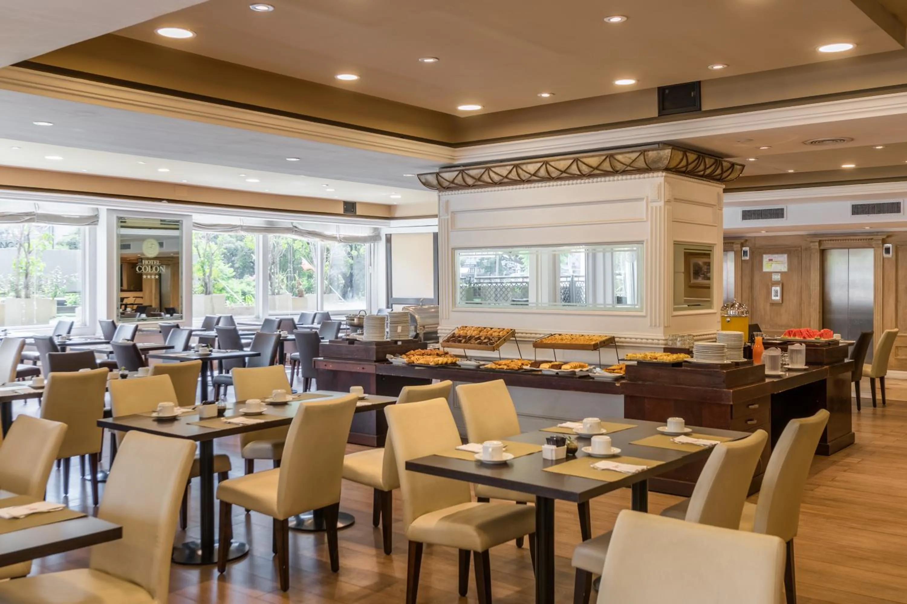 Restaurant/places to eat in Exe Hotel Colón