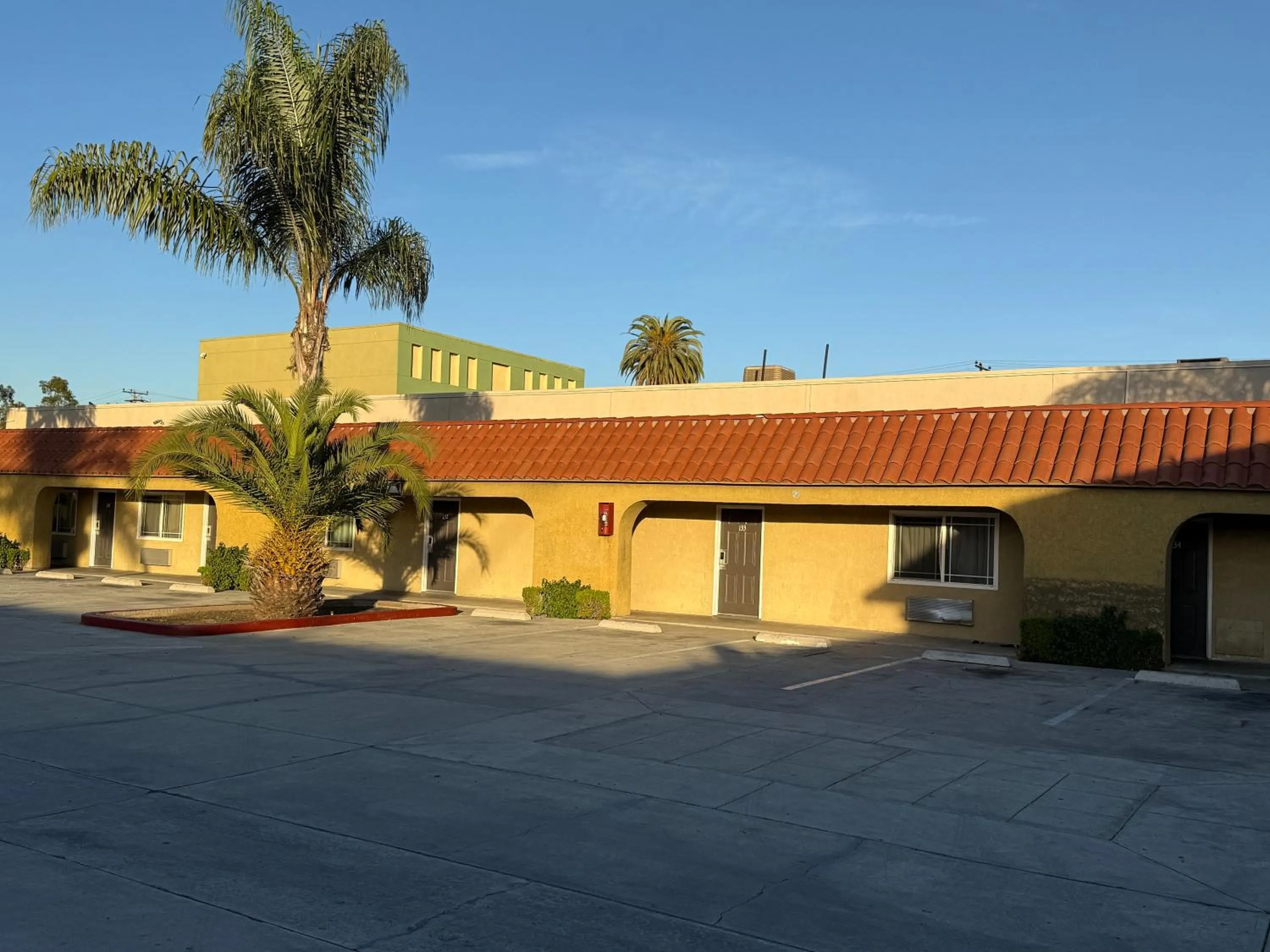 Property building in Rocky Inn Motel Long Beach, CA