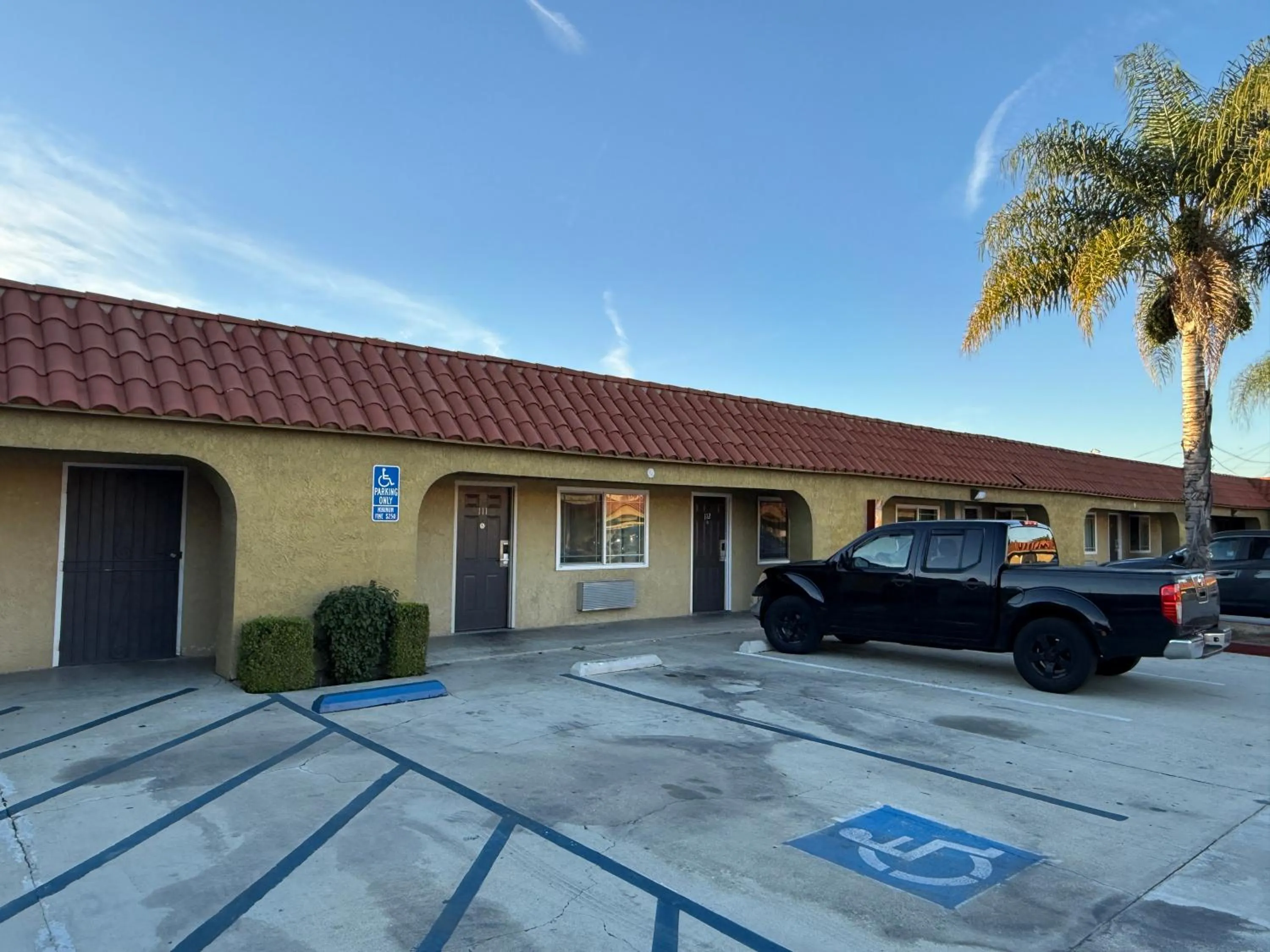 Parking in Rocky Inn Motel Long Beach, CA