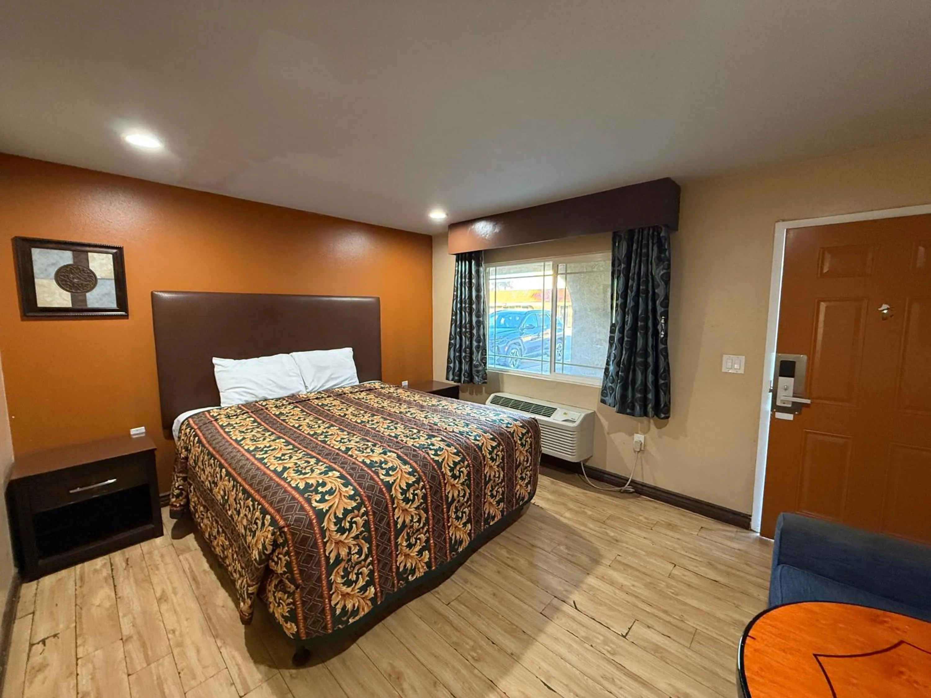 Bedroom, Bed in Rocky Inn Motel Long Beach, CA