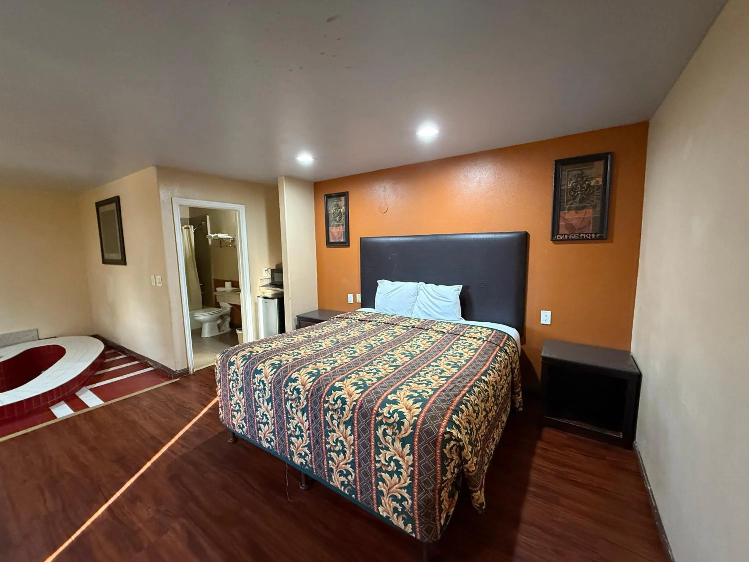 Bedroom, Bed in Rocky Inn Motel Long Beach, CA