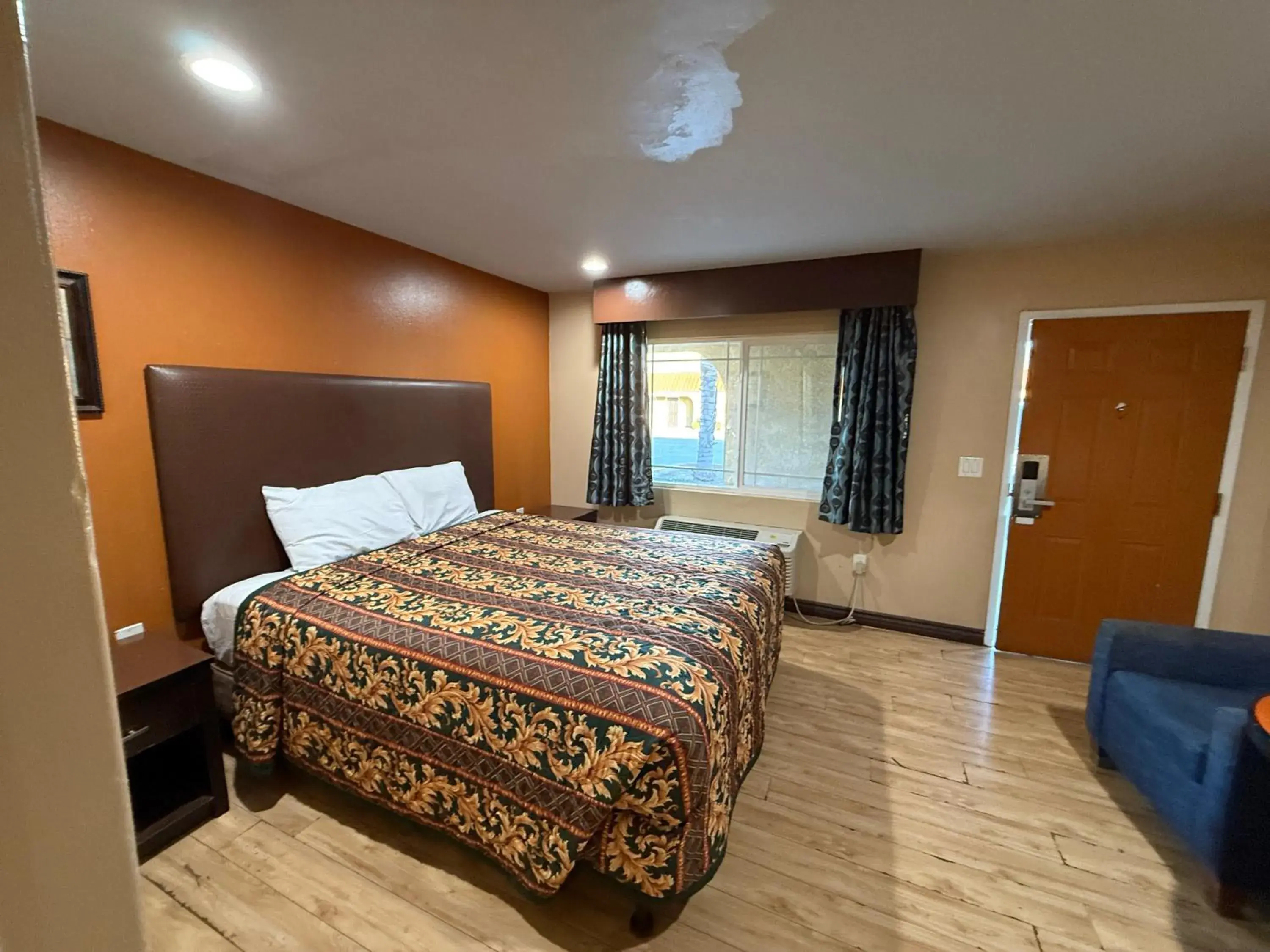 King Bed Non-Smoking in Rocky Inn Motel Long Beach, CA King Bed Non-Smoking in Rocky Inn Motel Long Beach, CA