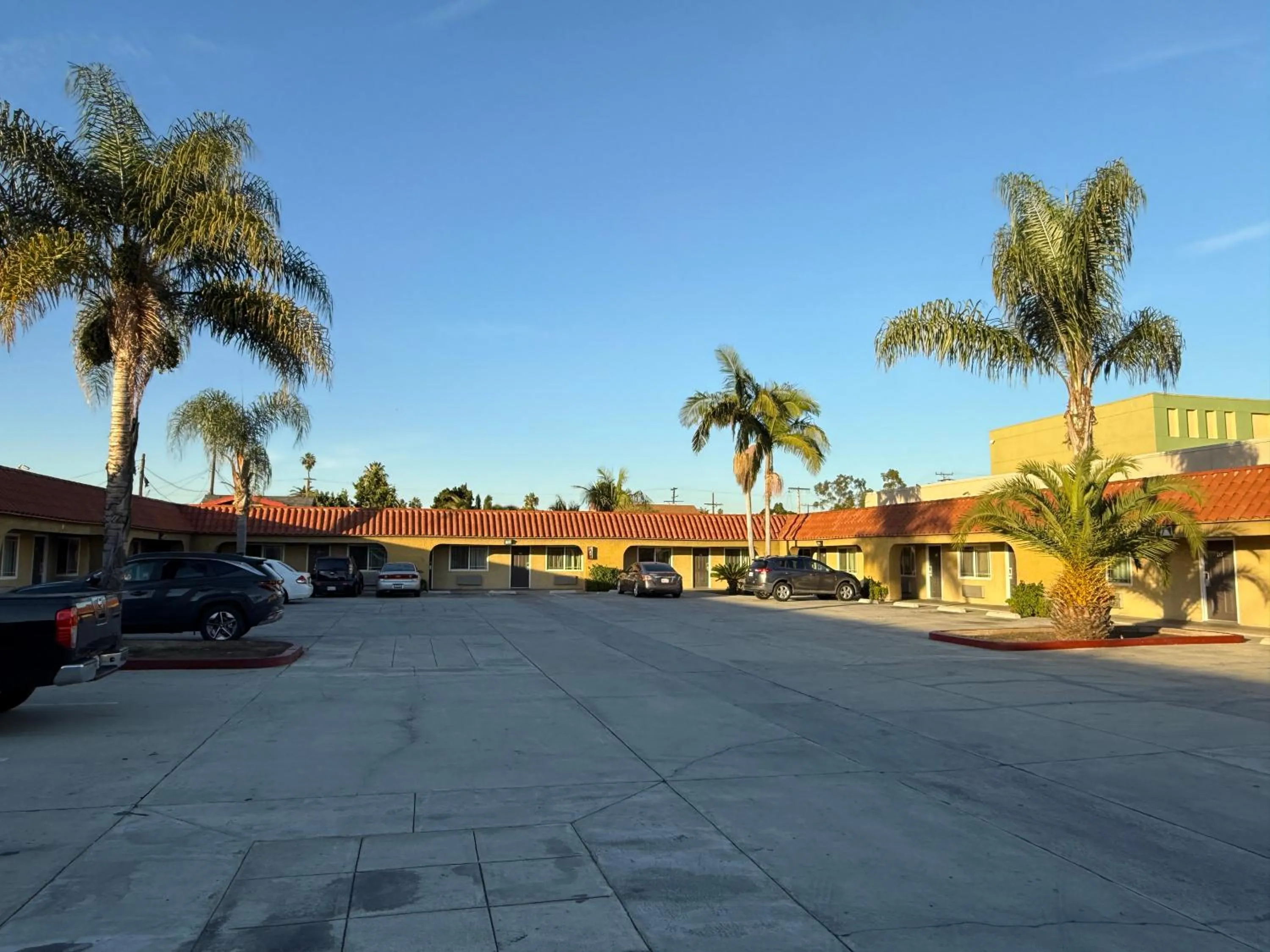 Property building in Rocky Inn Motel Long Beach, CA