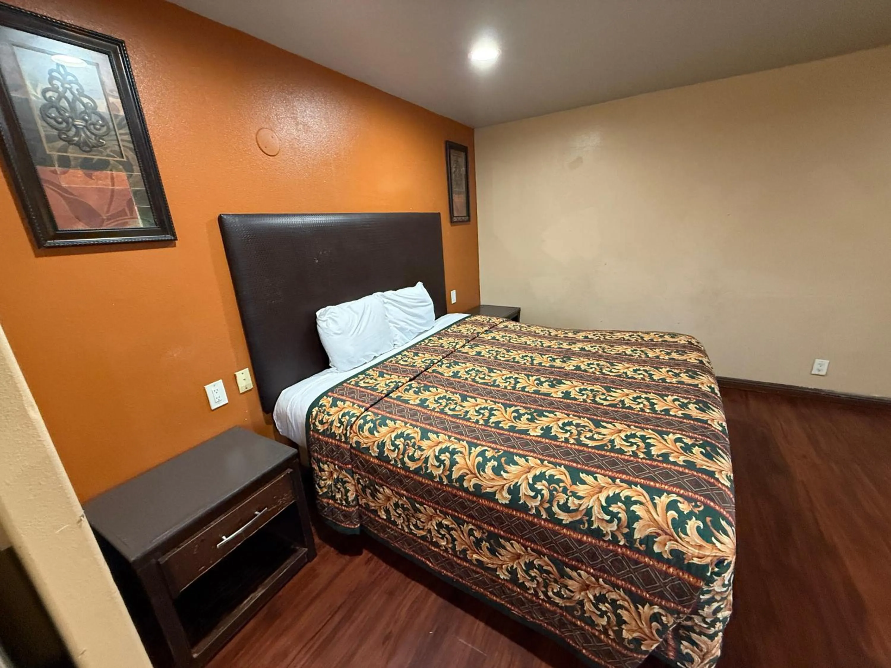 Bedroom, Bed in Rocky Inn Motel Long Beach, CA