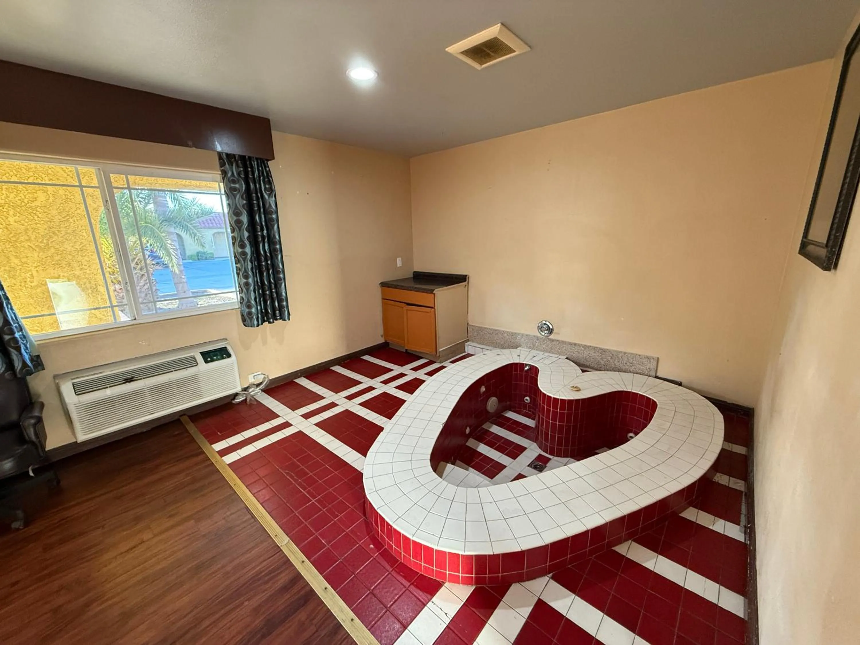 Bedroom, Bed in Rocky Inn Motel Long Beach, CA