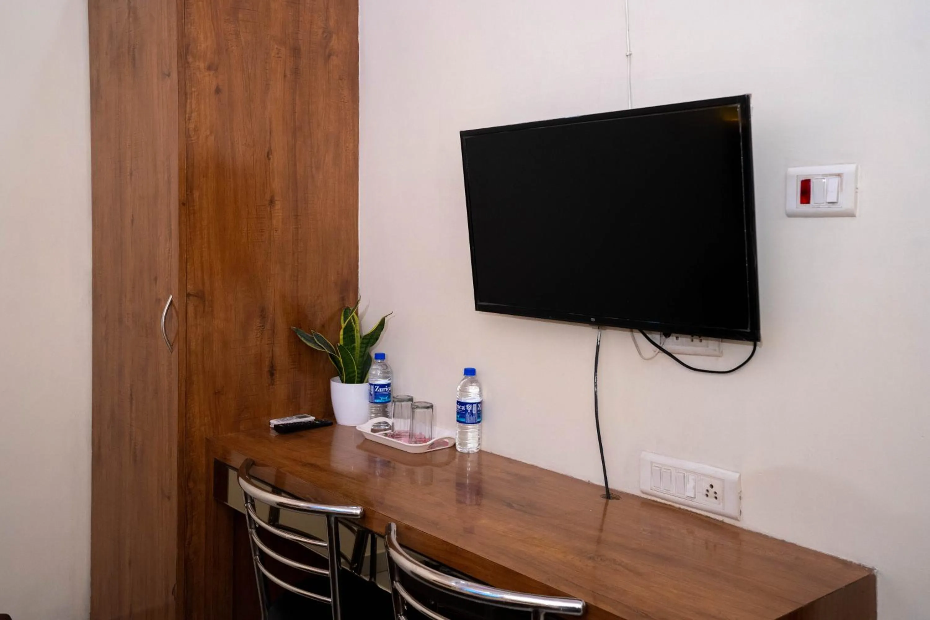 Communal lounge/ TV room in Hotel Royce Executive Near US Consulate, Bandra Kurla Complex