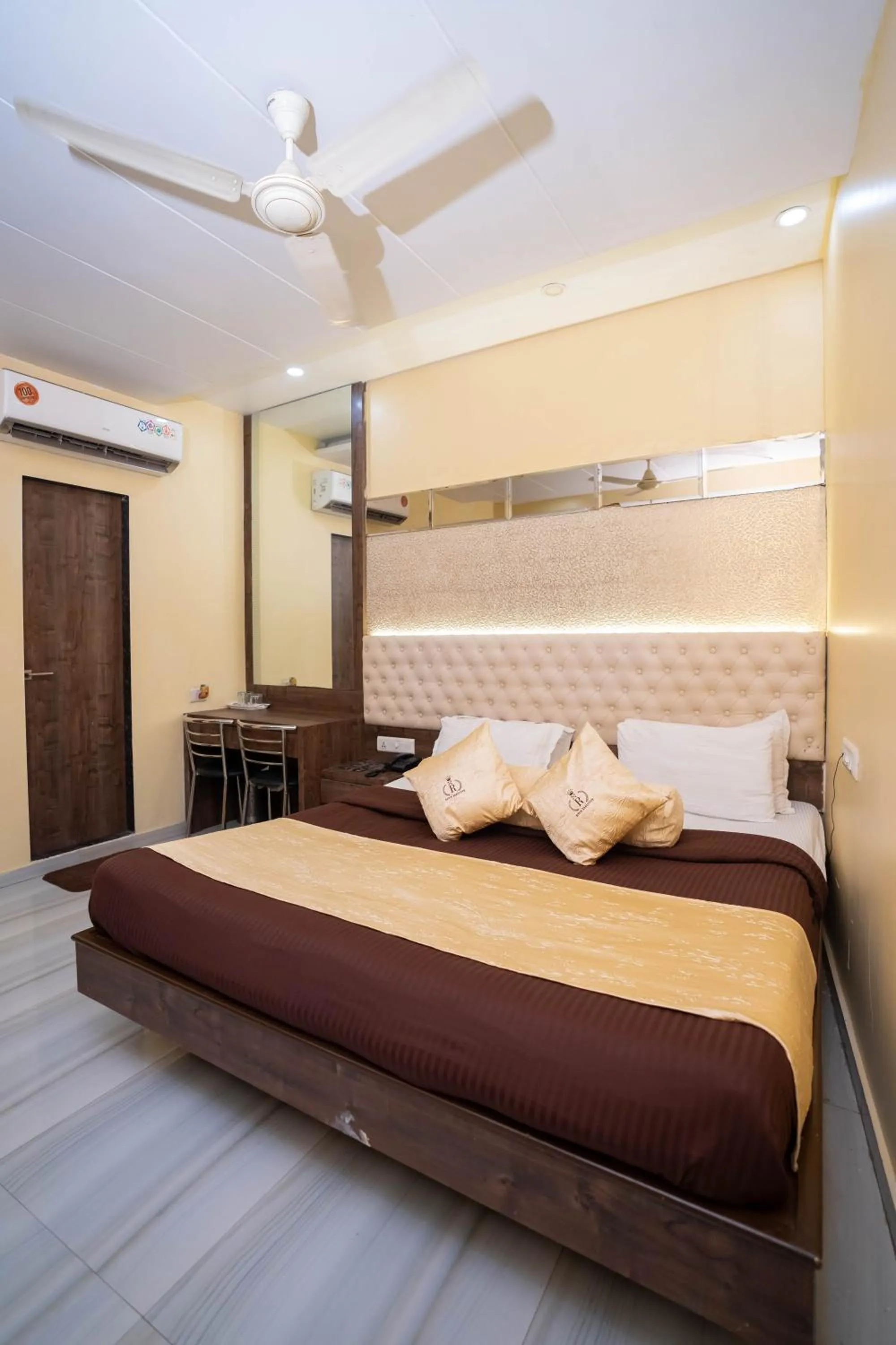 Photo of the whole room, Bed in Hotel Royce Executive Near US Consulate, Bandra Kurla Complex