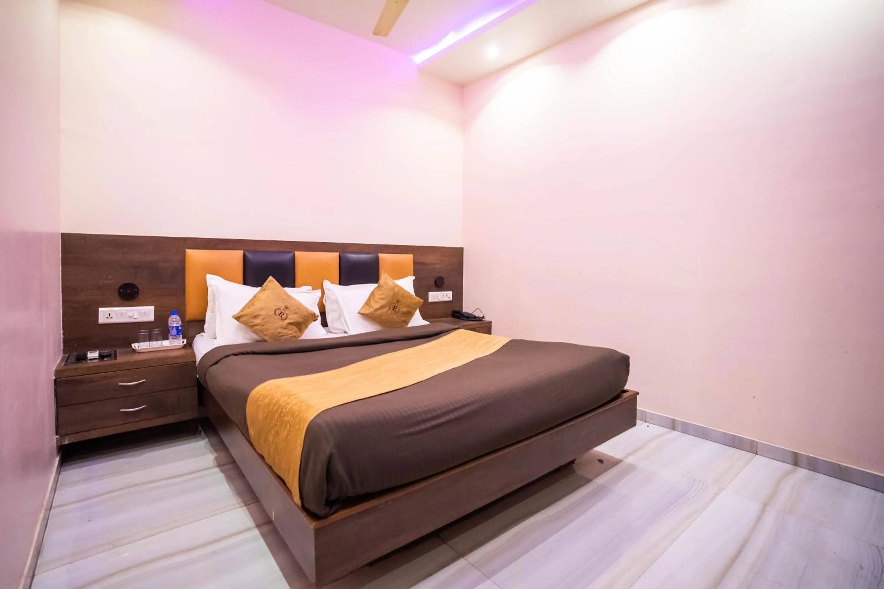 Photo of the whole room, Bed in Hotel Royce Executive Near US Consulate, Bandra Kurla Complex