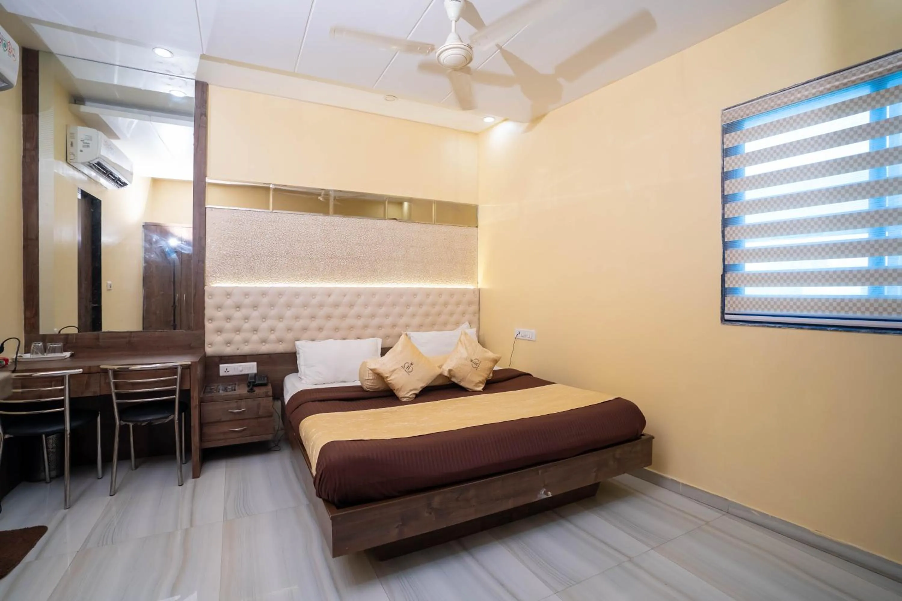 Photo of the whole room, Bed in Hotel Royce Executive Near US Consulate, Bandra Kurla Complex