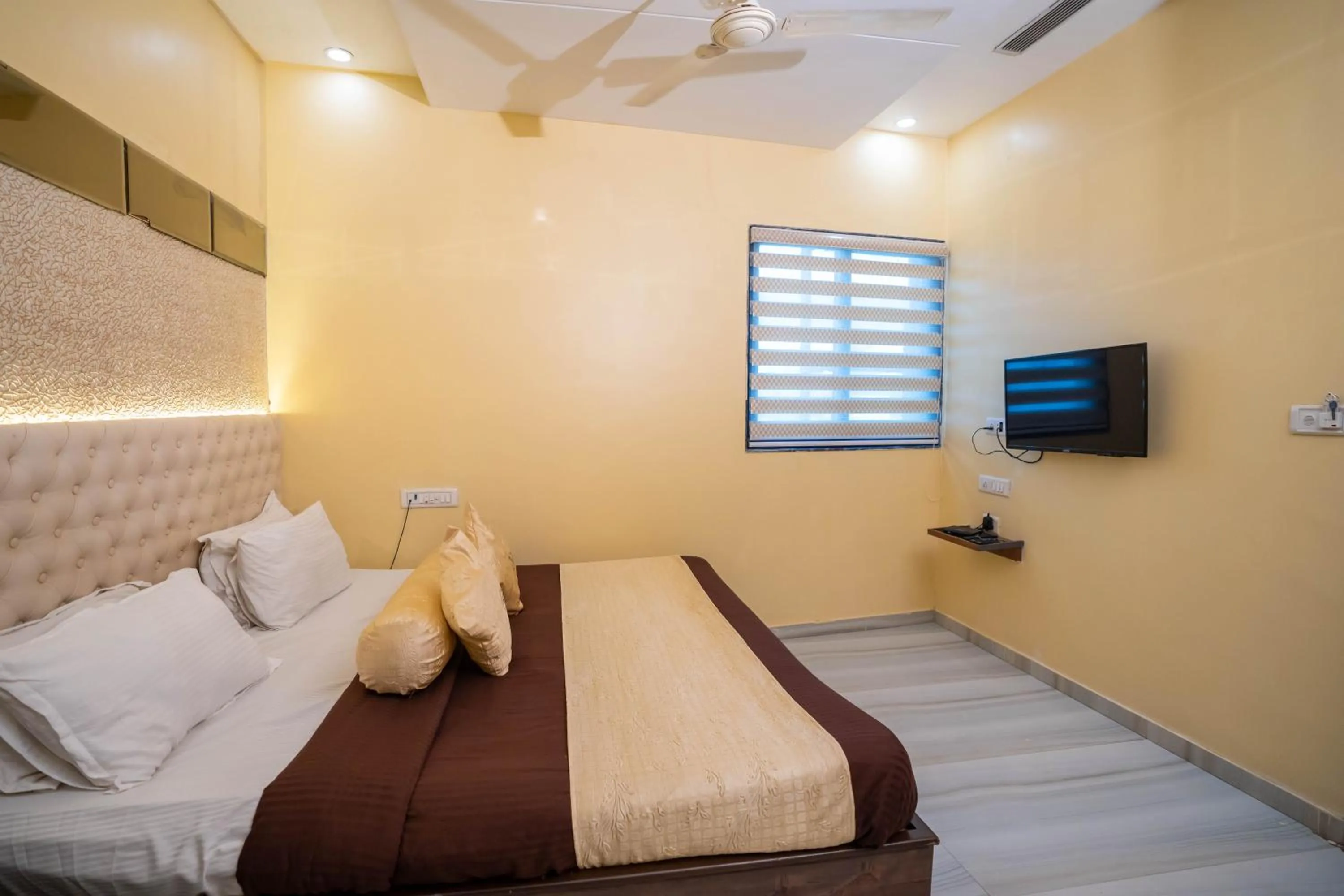 Photo of the whole room, Bed in Hotel Royce Executive Near US Consulate, Bandra Kurla Complex