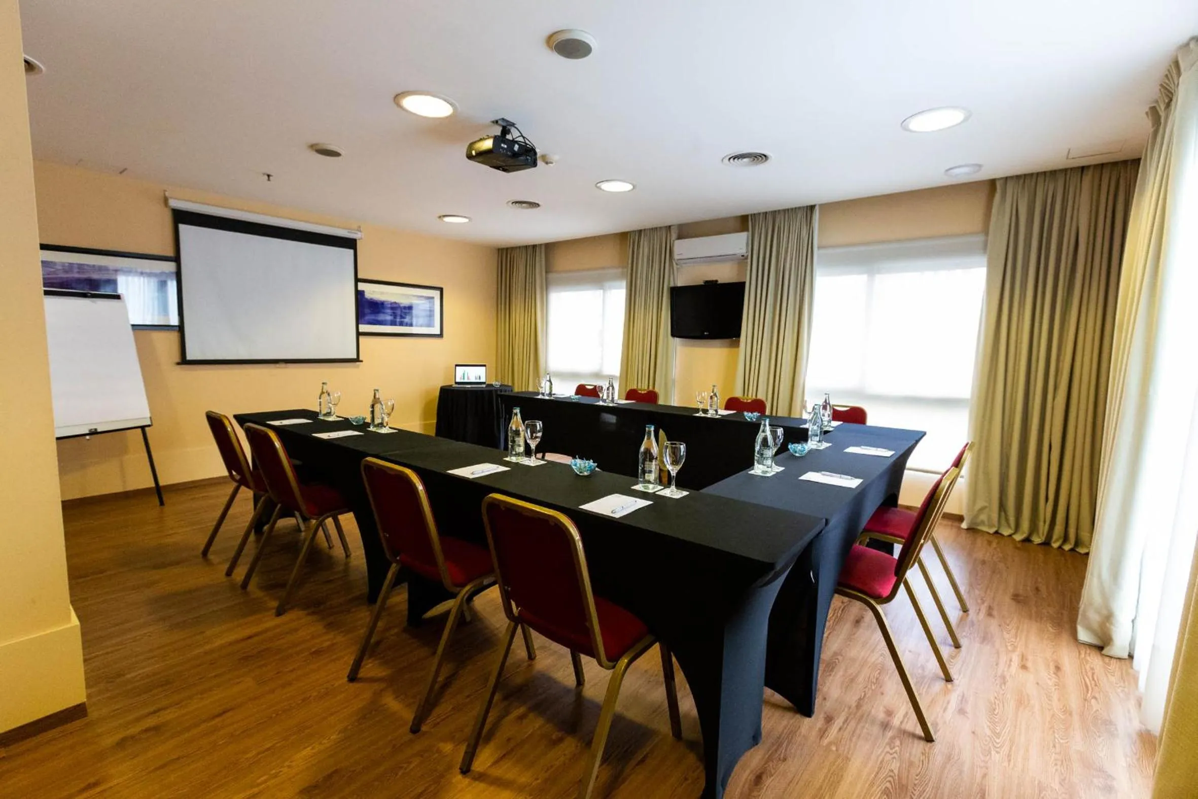 Meeting/conference room in 474 Buenos Aires Hotel