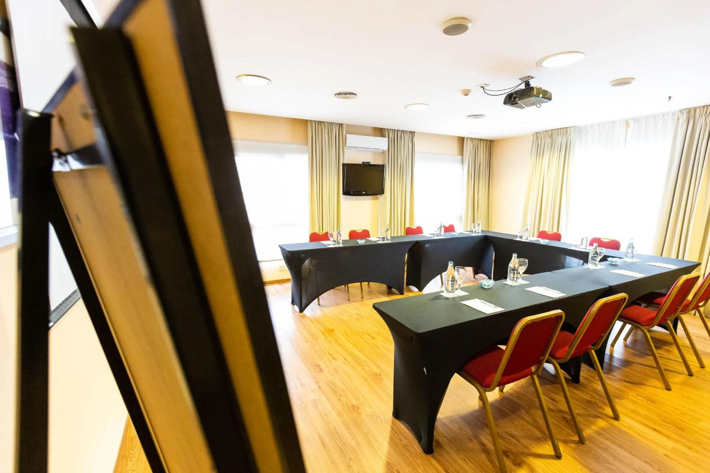 Meeting/conference room in 474 Buenos Aires Hotel