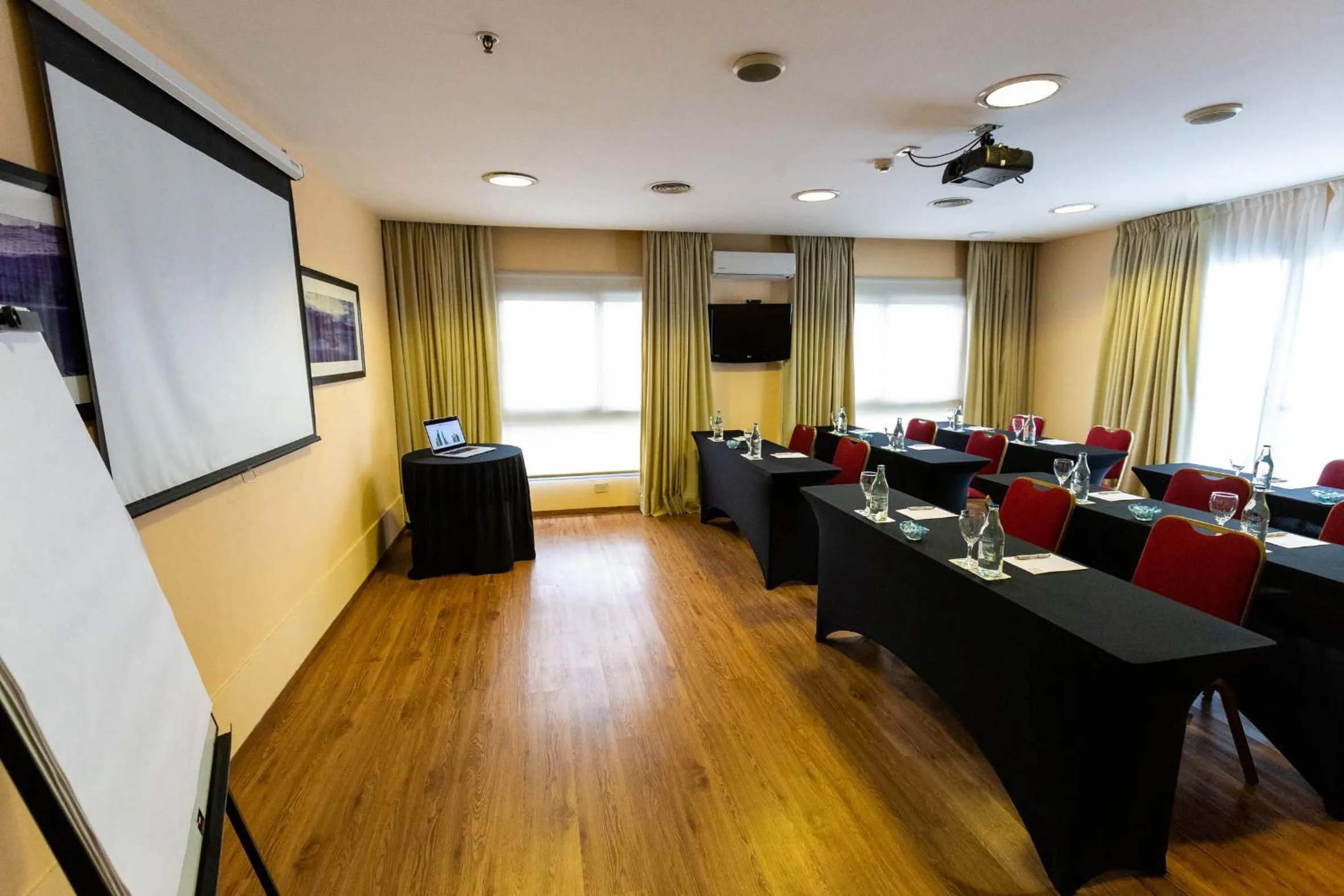 Meeting/conference room in 474 Buenos Aires Hotel
