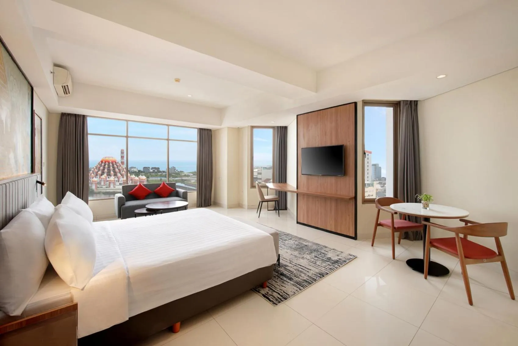 Bedroom, Bed in Aston Inn Pantai Losari Makassar