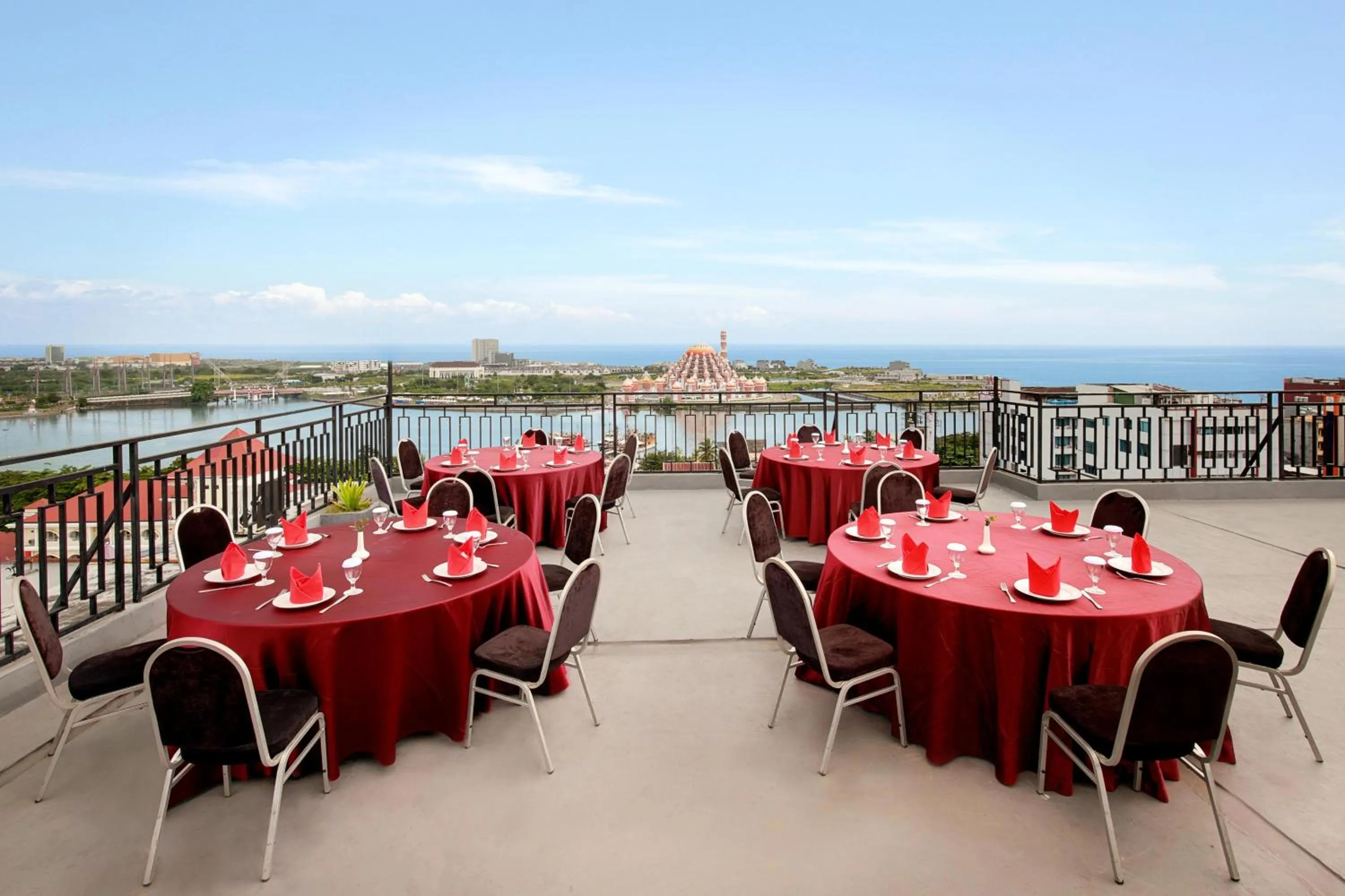 Restaurant/places to eat in Aston Inn Pantai Losari Makassar