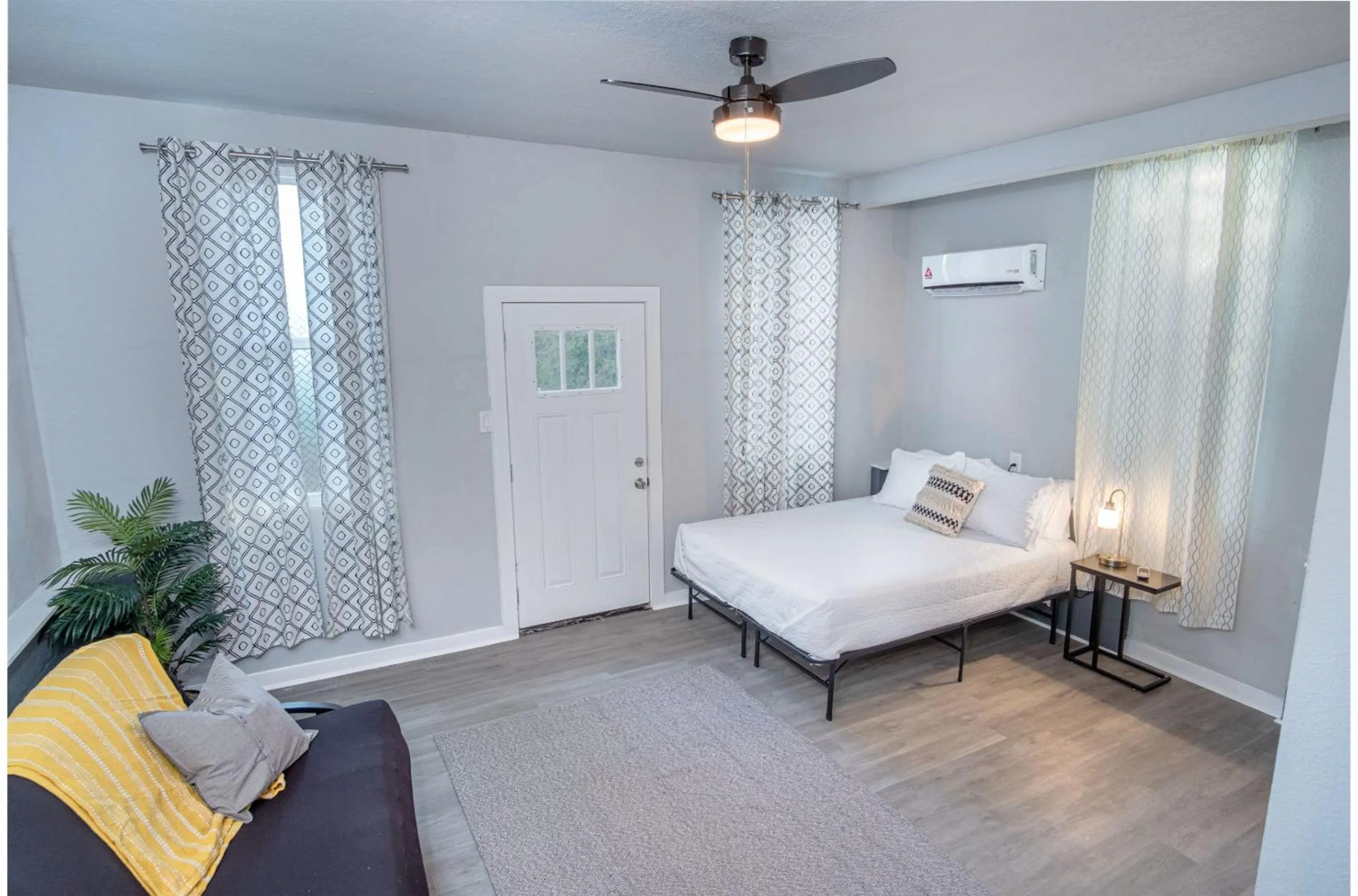 Bed in Stylish 4 Br2Ba Renovated Home Near Downtown