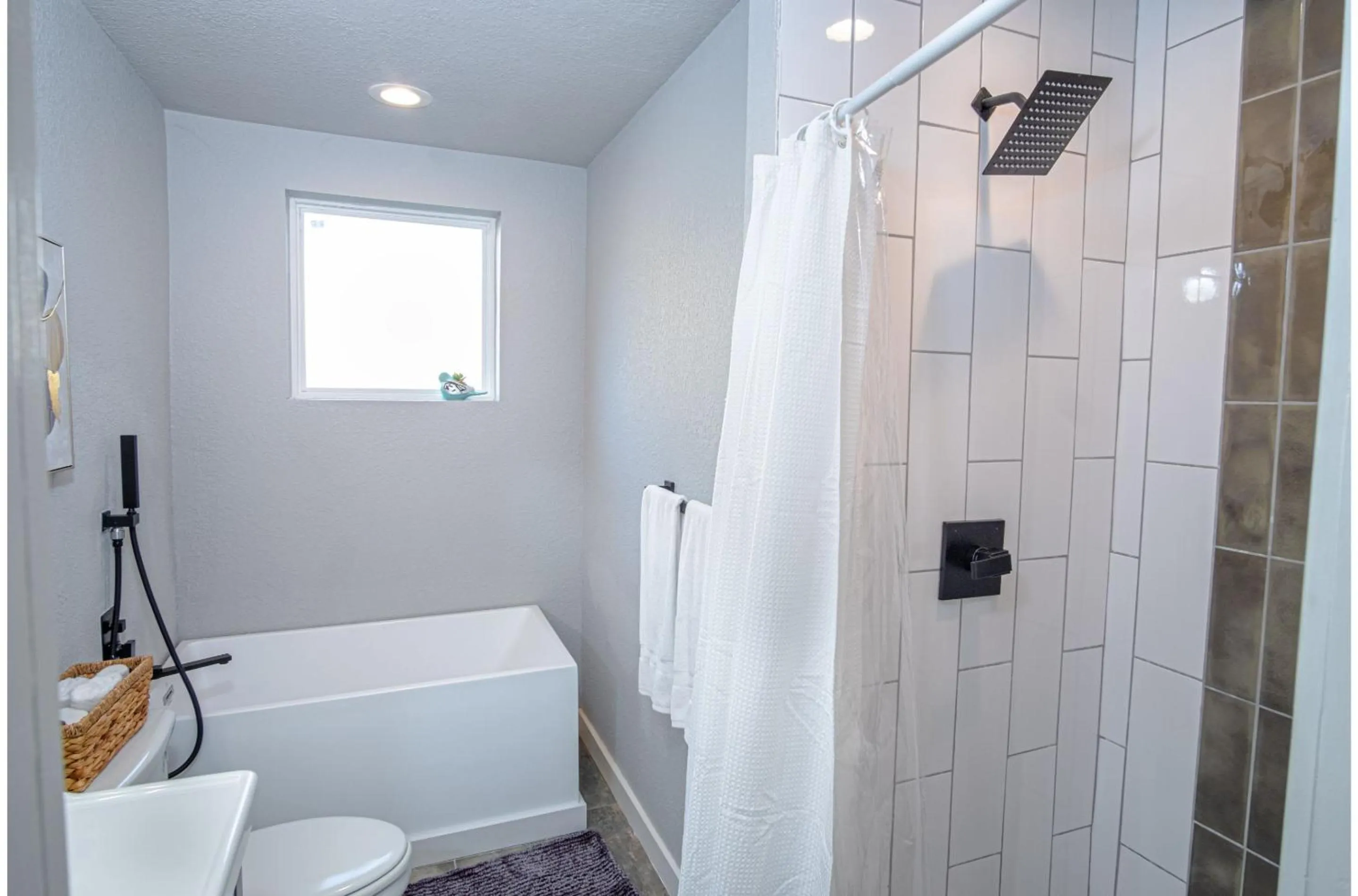 Bathroom in Stylish 4 Br2Ba Renovated Home Near Downtown