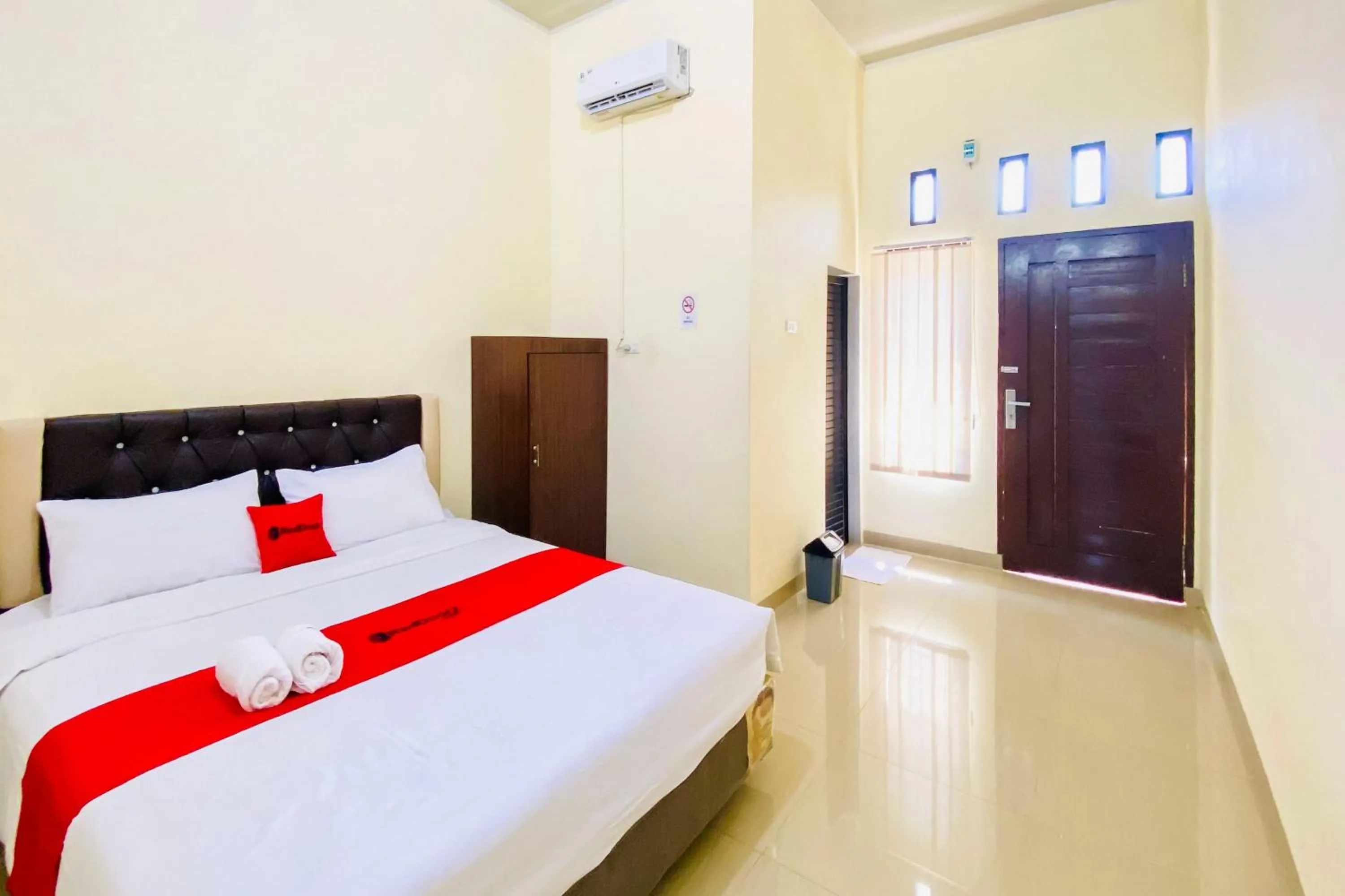 Bedroom, Bed in RedDoorz at Shine Guest House Tebing Tinggi