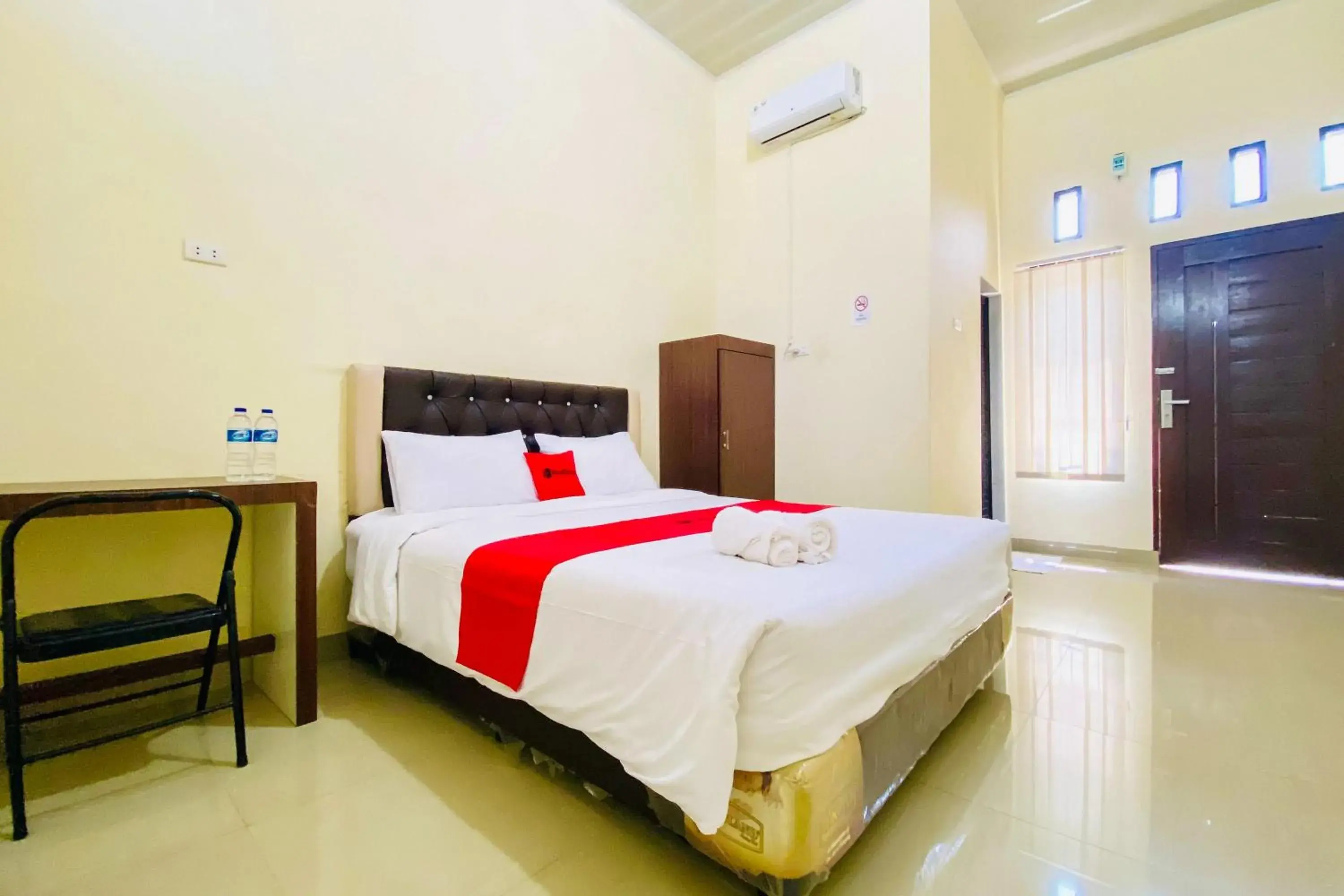 Standard Double Room in RedDoorz at Shine Guest House Tebing Tinggi Standard Double Room in RedDoorz at Shine Guest House Tebing Tinggi