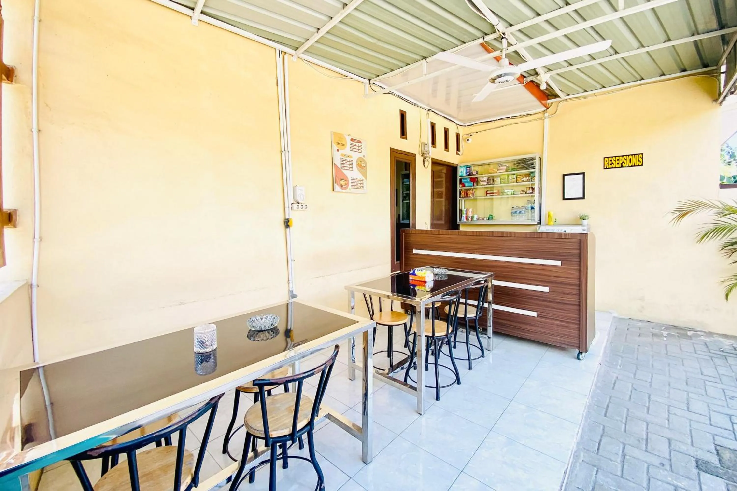 Lobby or reception in RedDoorz at Shine Guest House Tebing Tinggi