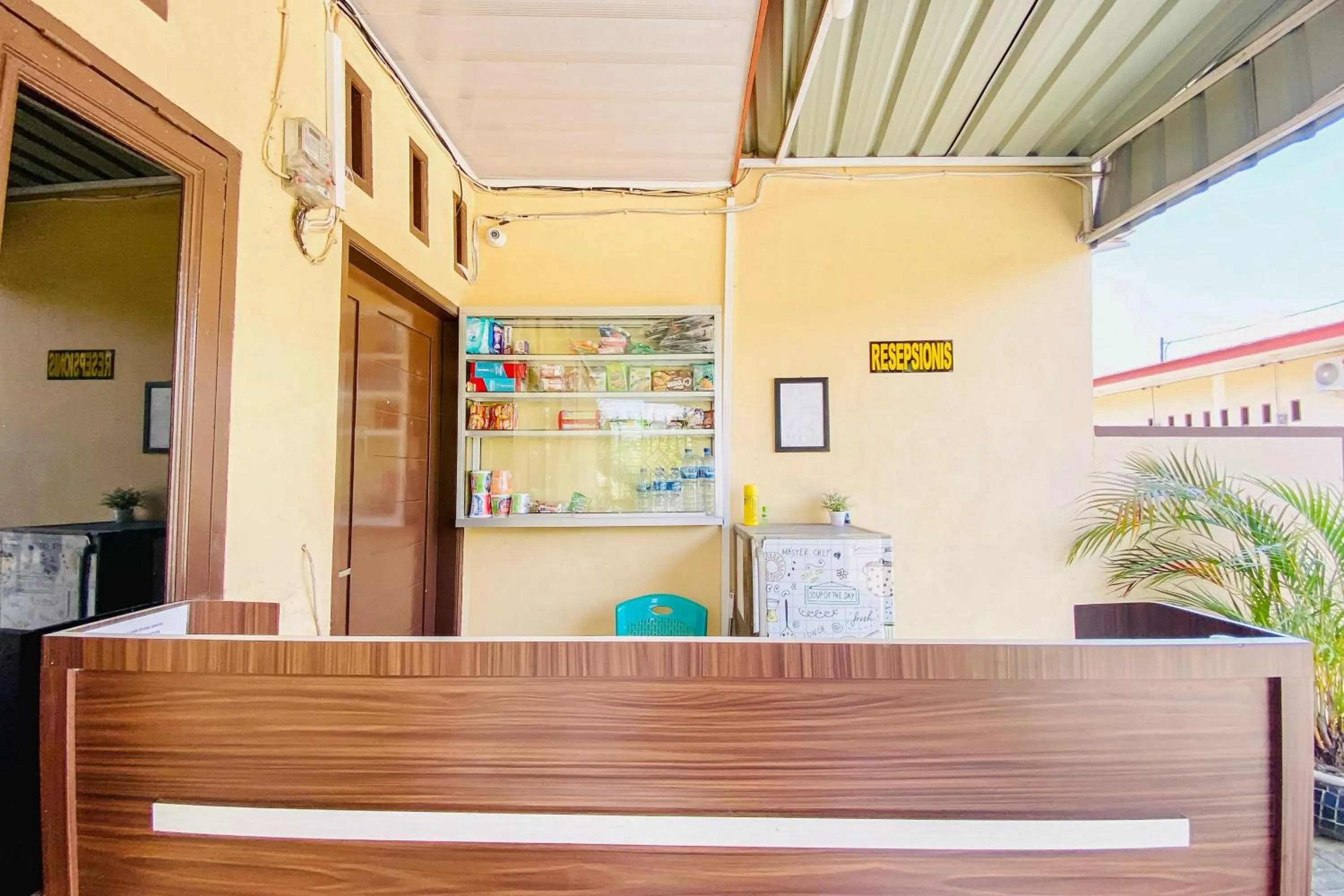 Lobby or reception in RedDoorz at Shine Guest House Tebing Tinggi