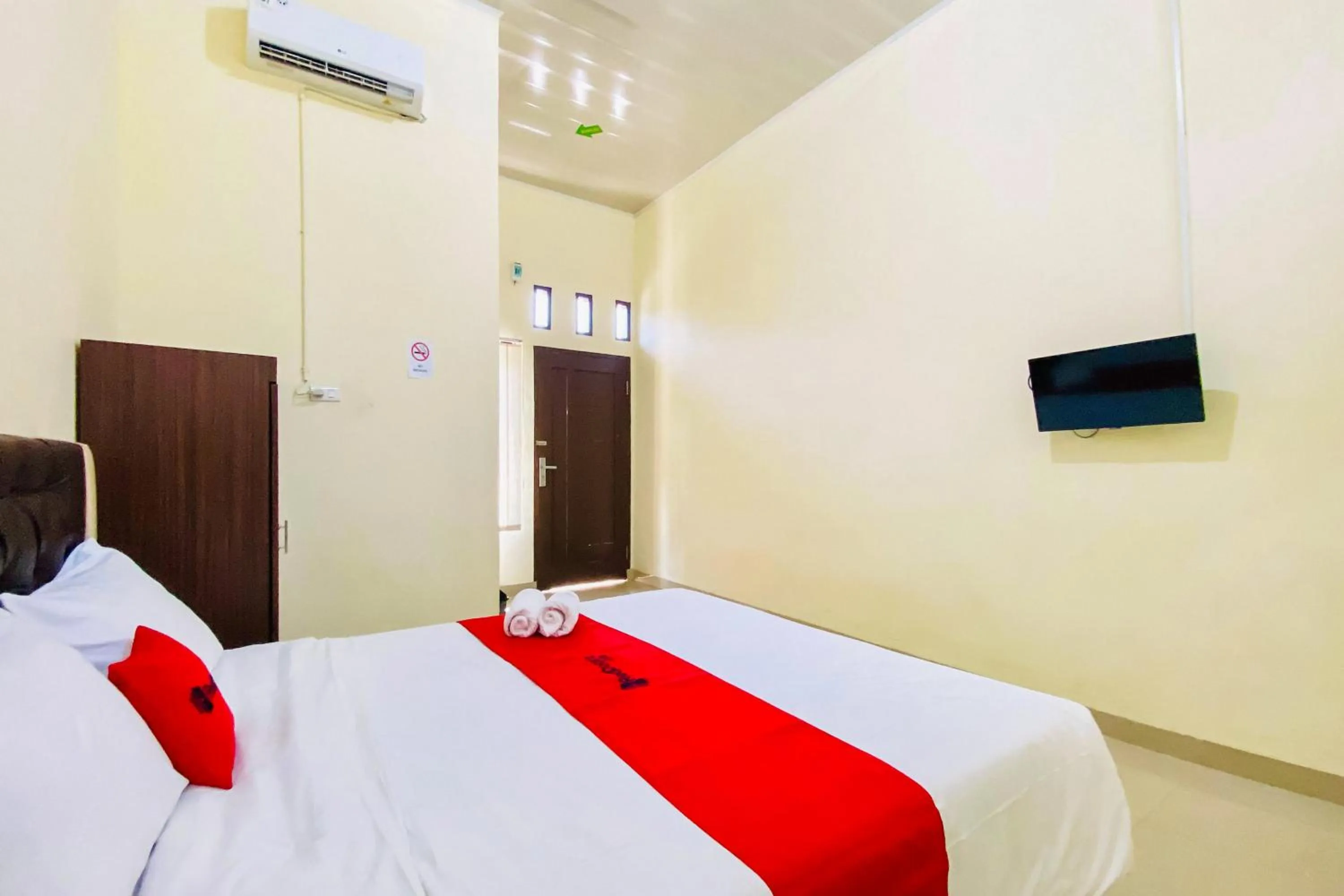 Bedroom, Bed in RedDoorz at Shine Guest House Tebing Tinggi