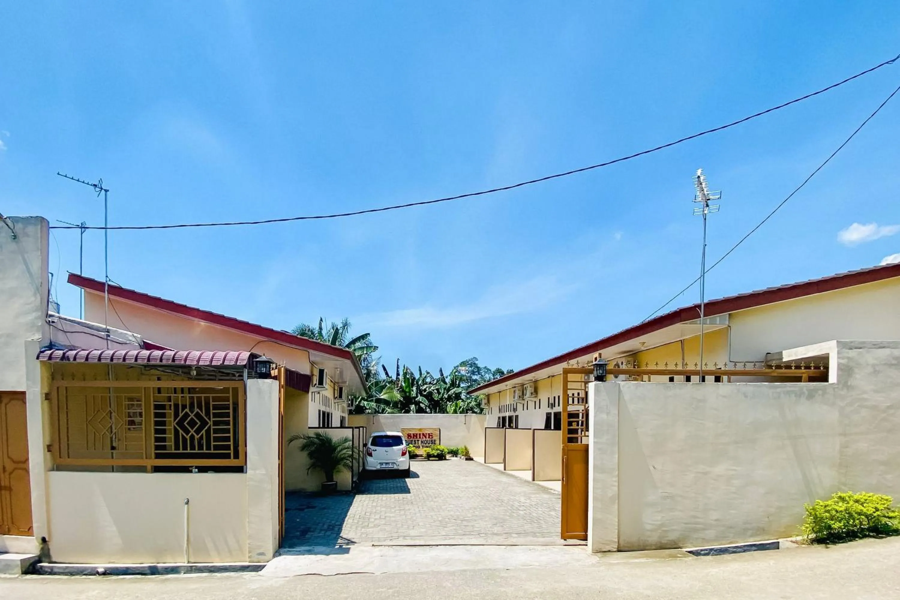 Facade/entrance in RedDoorz at Shine Guest House Tebing Tinggi