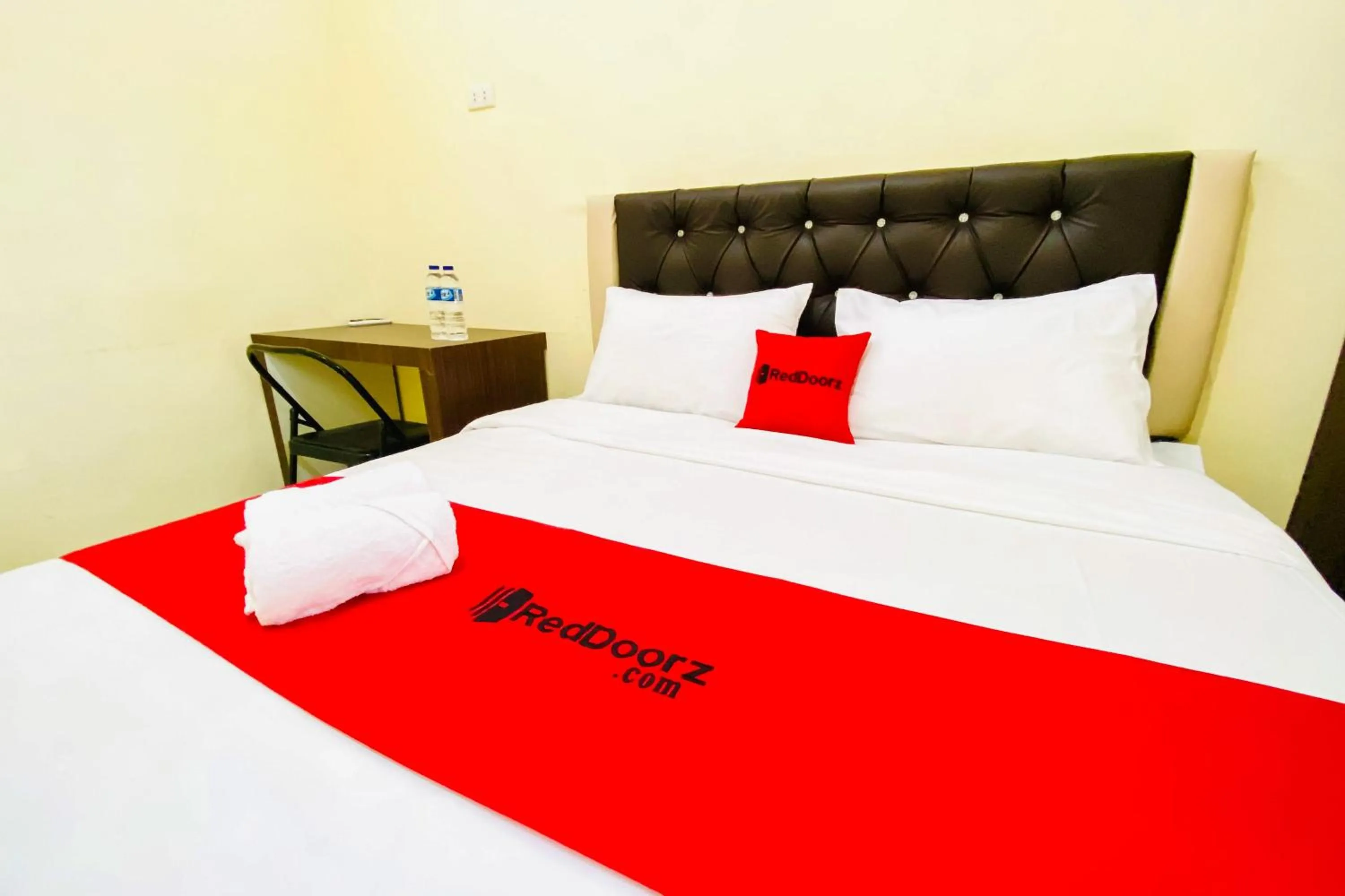 Bedroom, Bed in RedDoorz at Shine Guest House Tebing Tinggi