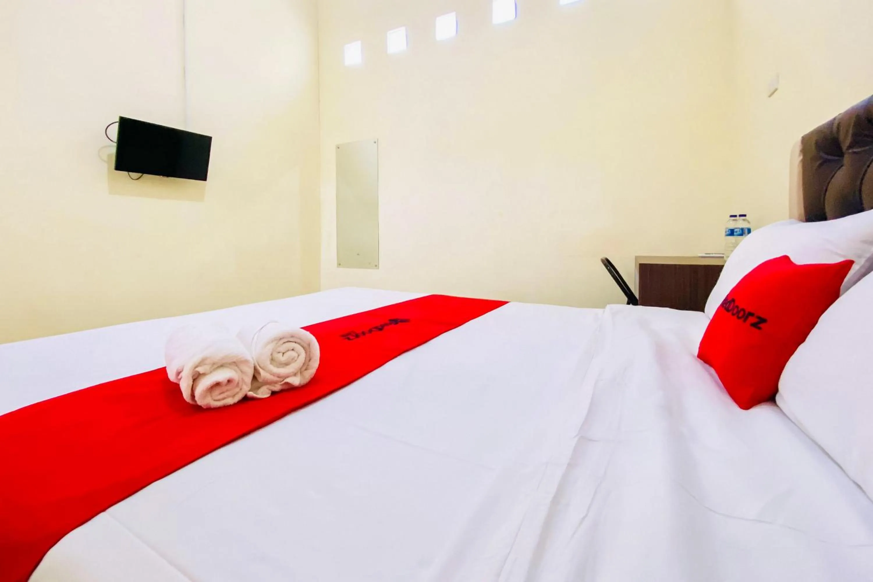Bedroom, Bed in RedDoorz at Shine Guest House Tebing Tinggi