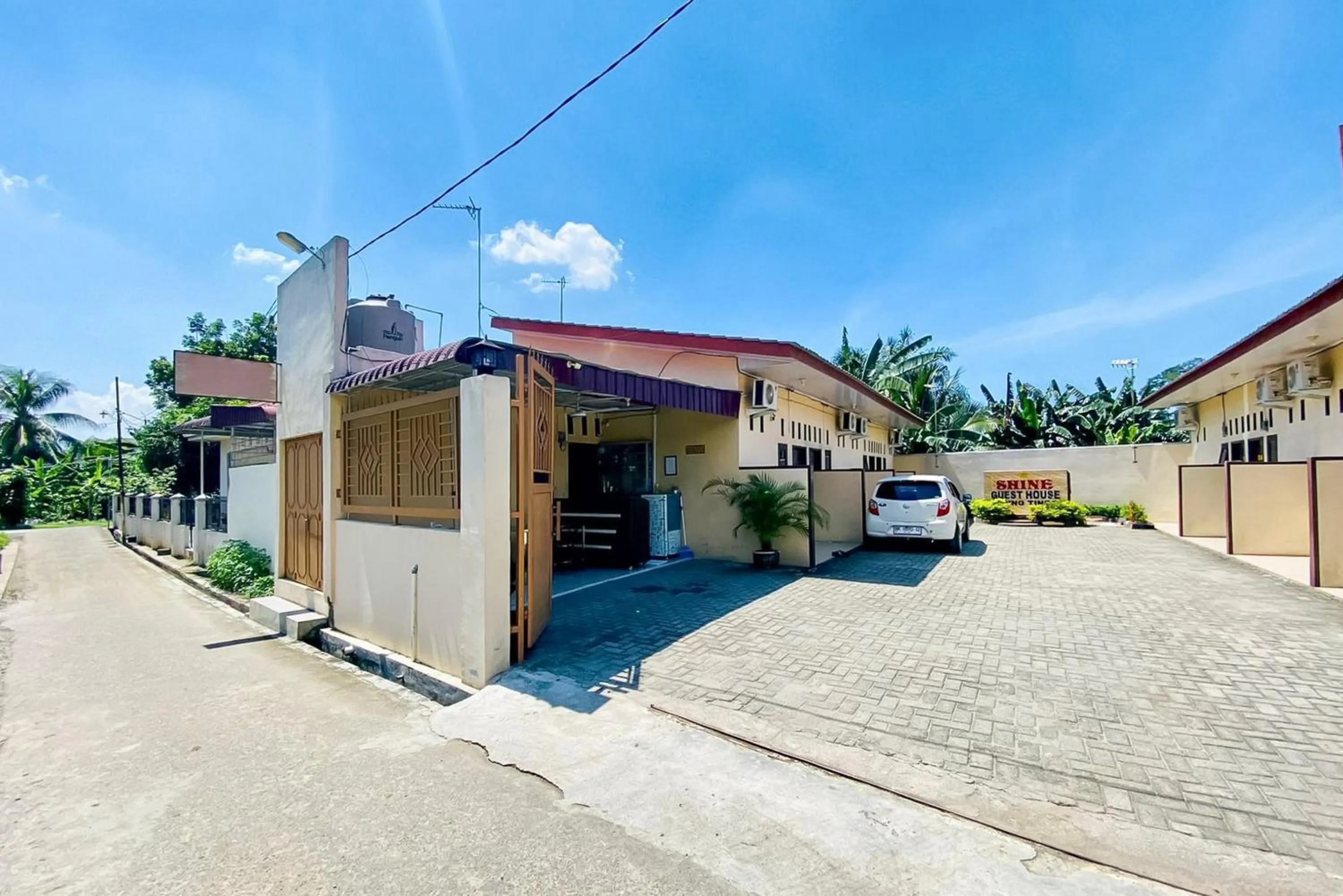 Facade/entrance in RedDoorz at Shine Guest House Tebing Tinggi
