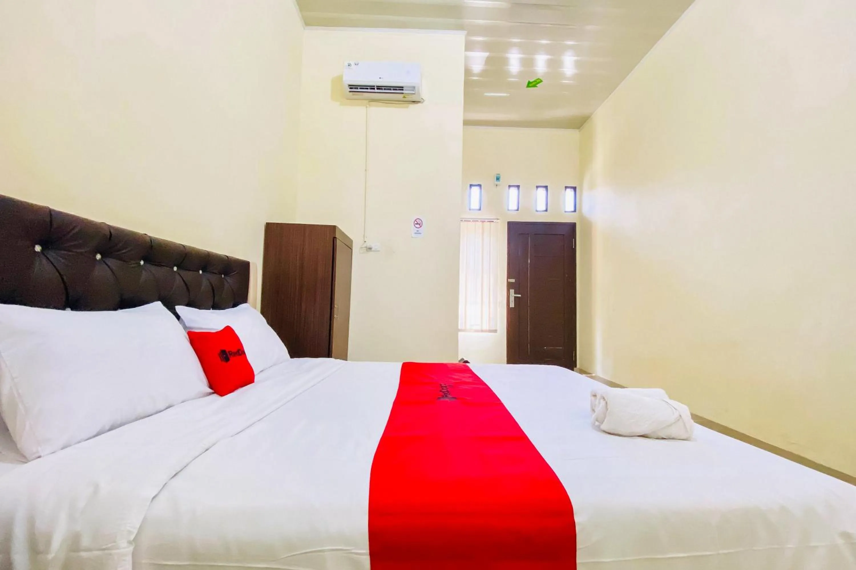 Bedroom, Bed in RedDoorz at Shine Guest House Tebing Tinggi